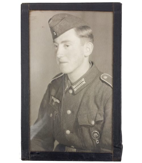 (Photo) Framed behind glass portrait of Wehrmacht (Heer) Soldier with VWA + RAD memberbadge in wear