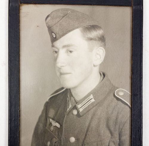 (Photo) Framed behind glass portrait of Wehrmacht (Heer) Soldier with VWA + RAD memberbadge in wear