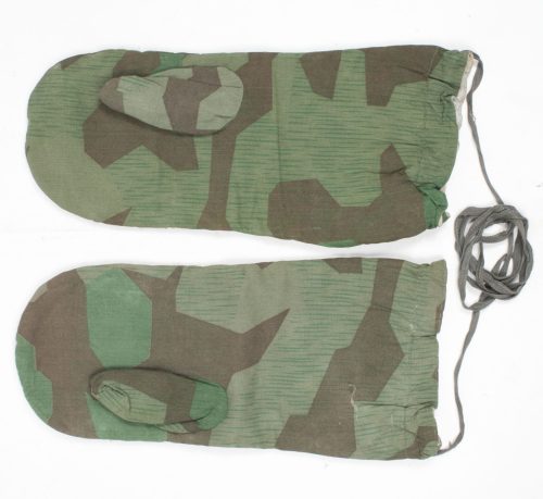 Wehrmacht Splittertarn camouflage reversible mittens still attached to each other