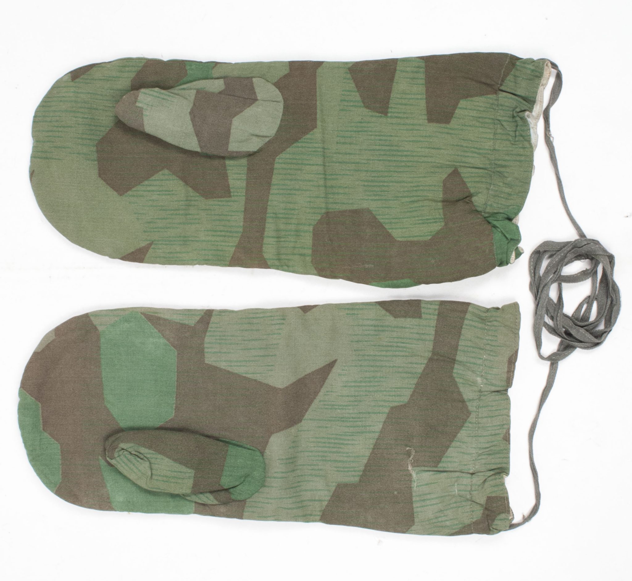 Wehrmacht Splittertarn camouflage reversible mittens still attached to each other (1) Wehrmacht Splittertarn camouflage reversible mittens still attached to each other