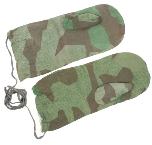 Wehrmacht Splittertarn camouflage reversible mittens still attached to each other
