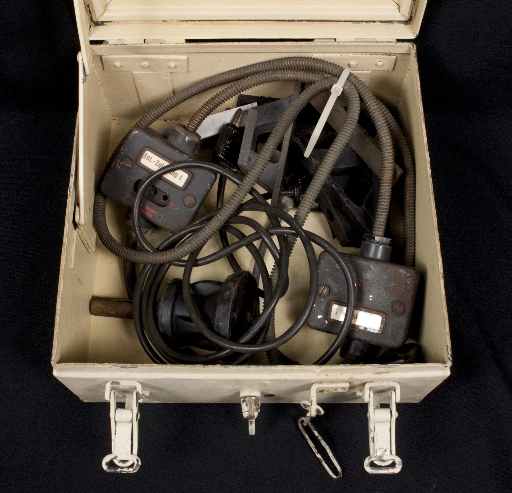 Deutschen Panzerfahrzeugen Antennen-Zuleitung box with contents (22)