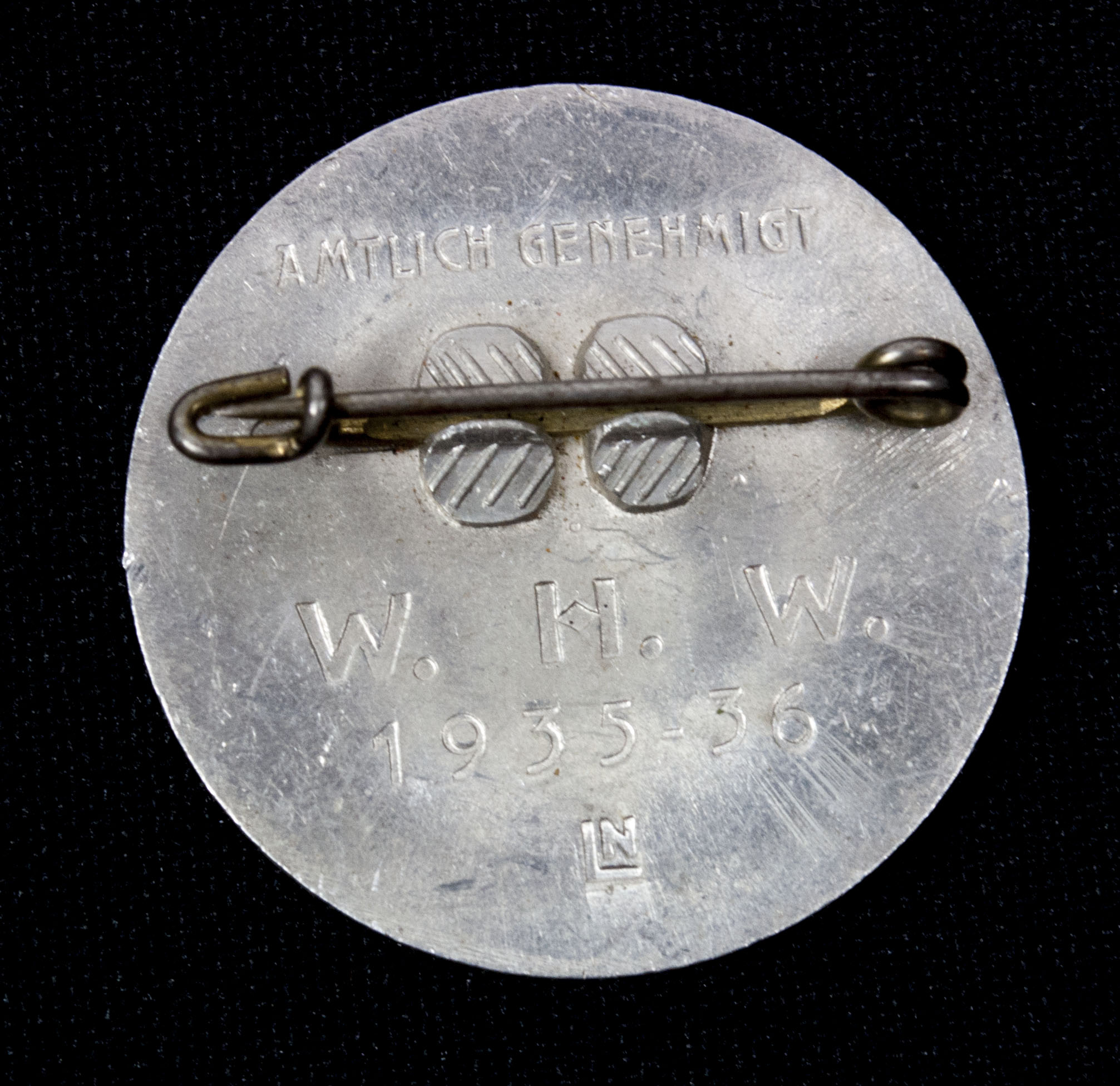 Hitler abzeichen Amtlich Genehmigt W.H.W. 1935-1936 (1) Hitler abzeichen Amtlich Genehmigt W.H.W. 1935-1936