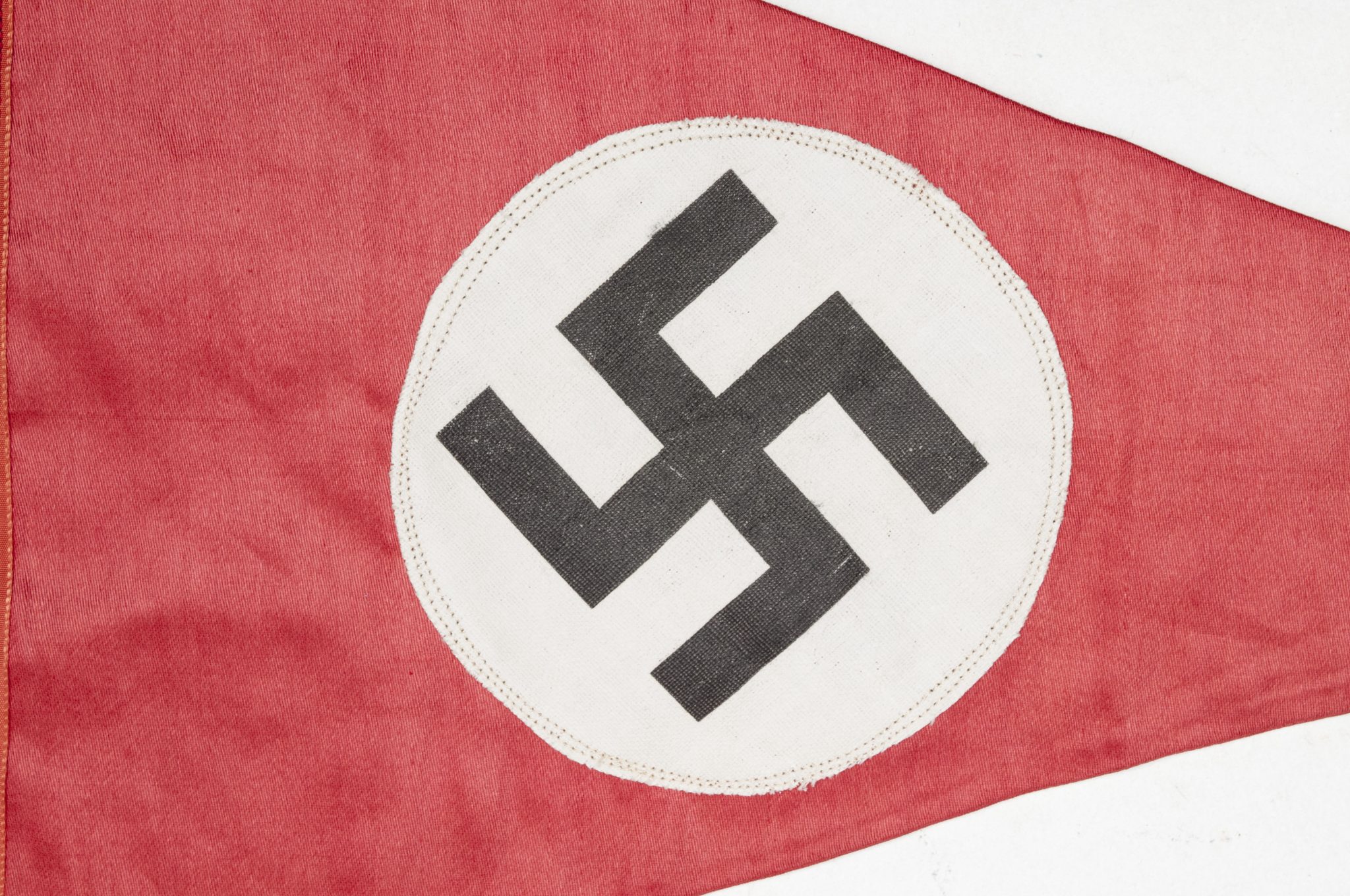 NSDAP luxuary pennant made of silk (32 x 23 centimeters) (1)
