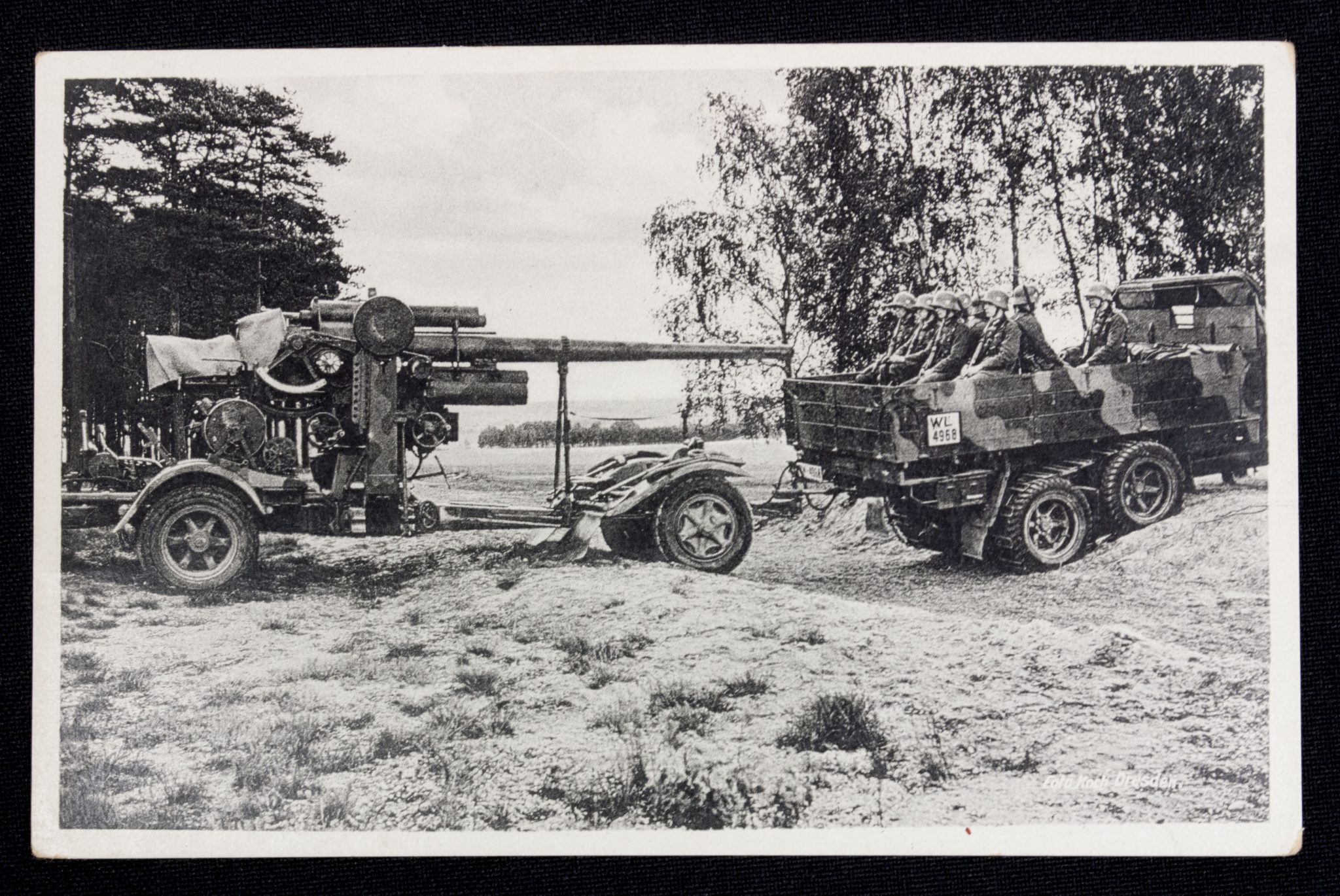 (Postcard) Flakgeschütz in Stellung fahrend