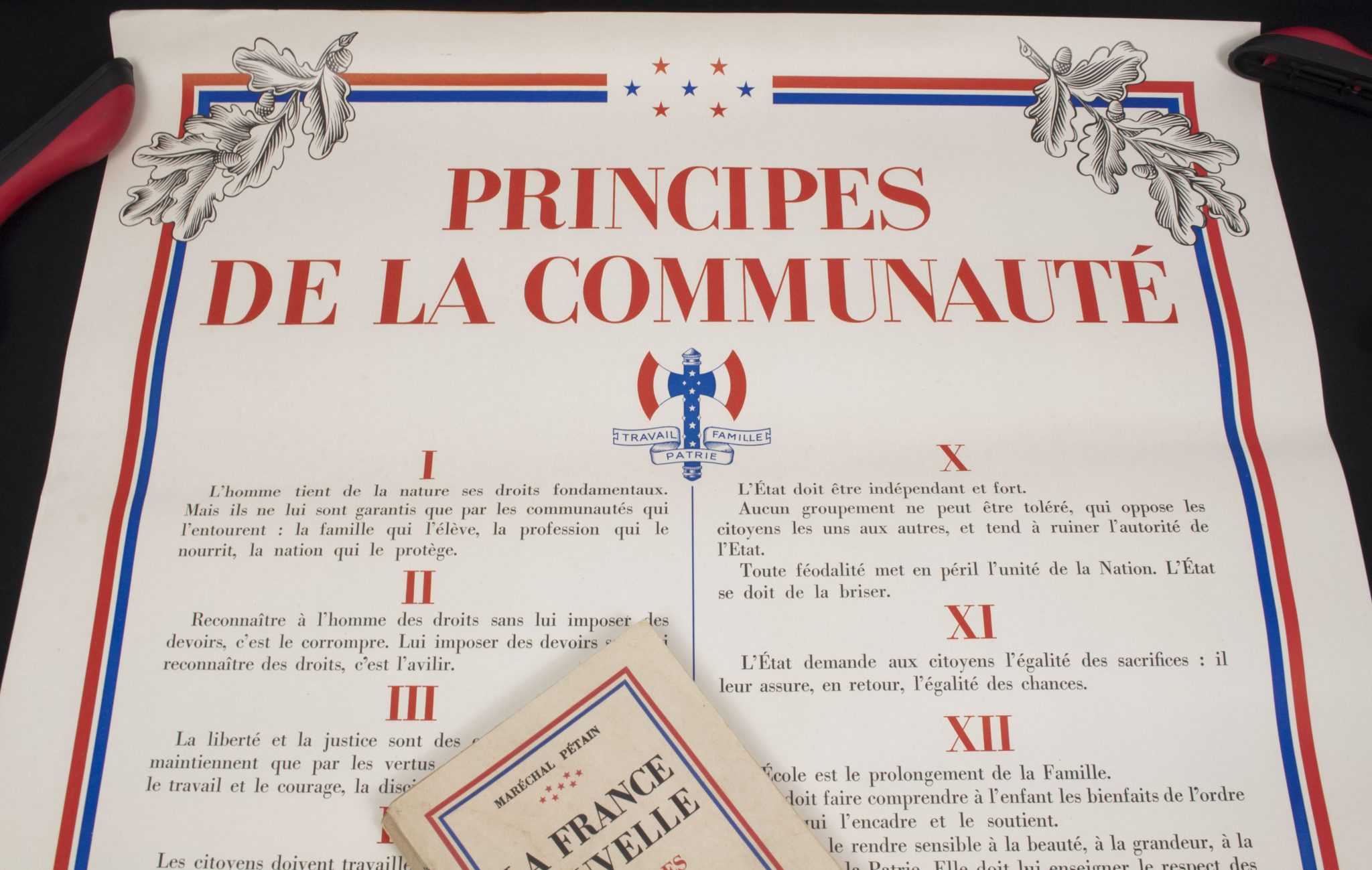 Vichy France poster + Marechal Petain book: "Principes de la Communauté" - Image 3