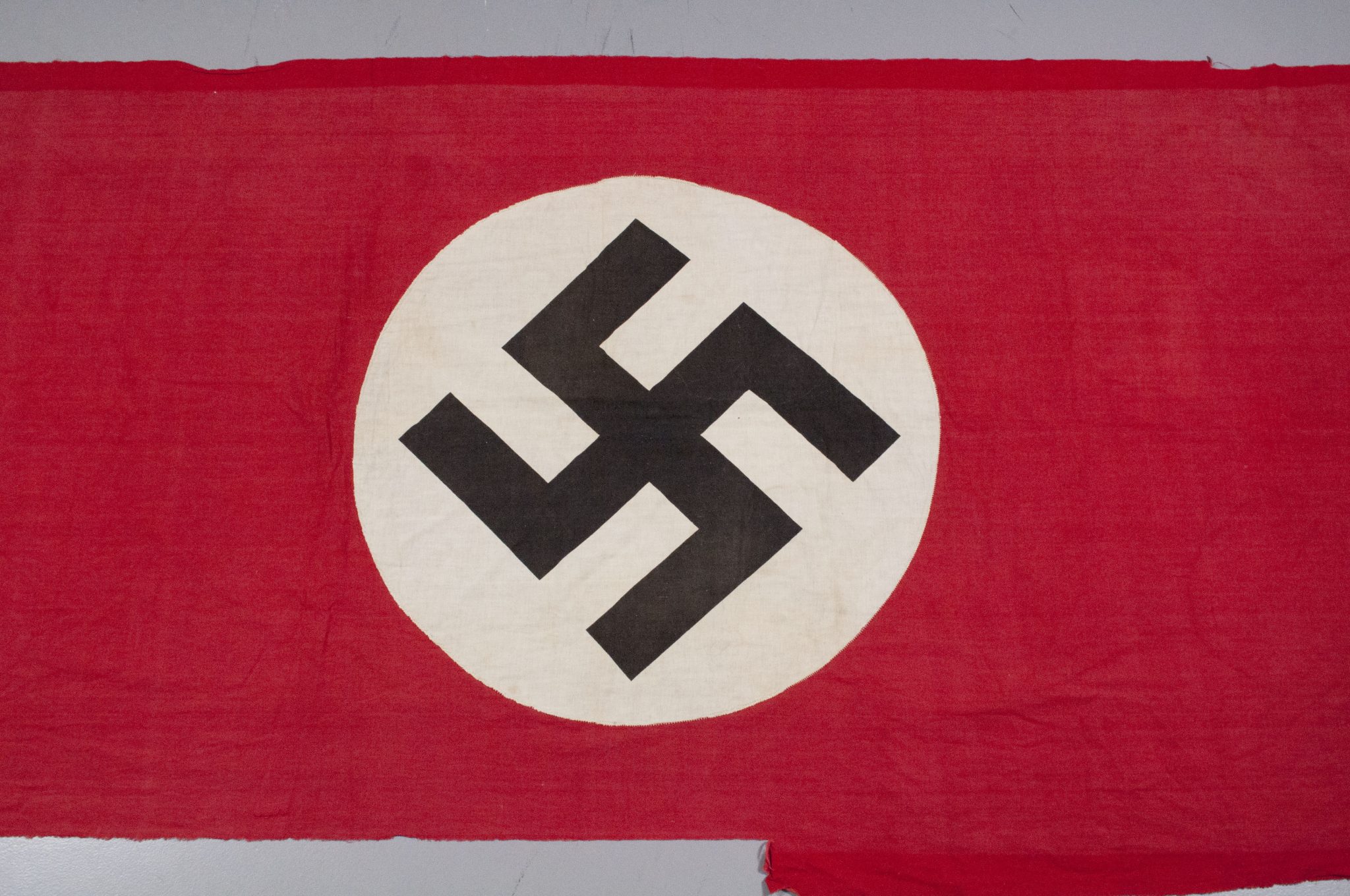 NSDAP large houseflag (240 x 125 centimeters) (1)