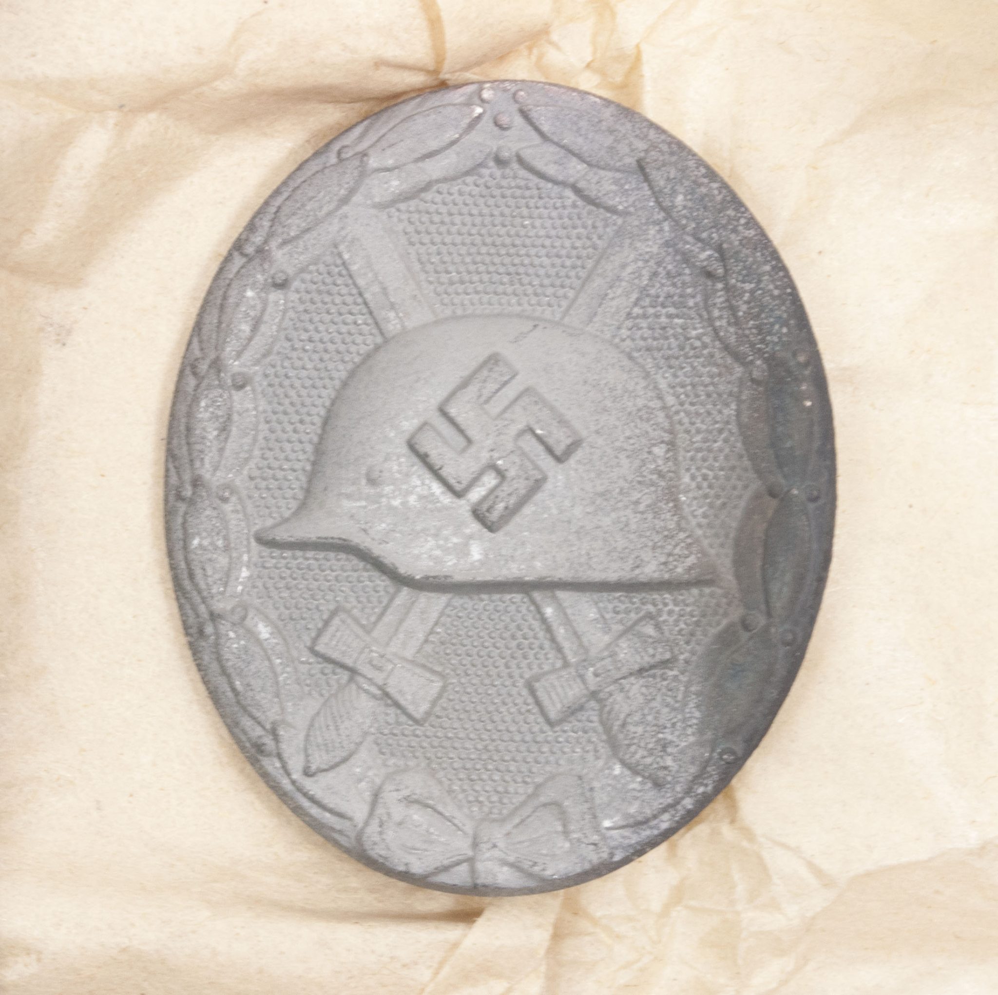 VerwVerwundetenabzeichen Silber + Tüte (MM Steinhauer & Lück Lüdenscheid) – Unissuedundetenabzeichen Silber + Tüte (MM Steinhauer & Lück Lüdenscheid) – Unissued (9) Verwundetenabzeichen Silber + Tüte (MM Steinhauer & Lück Lüdenscheid) - Unissued