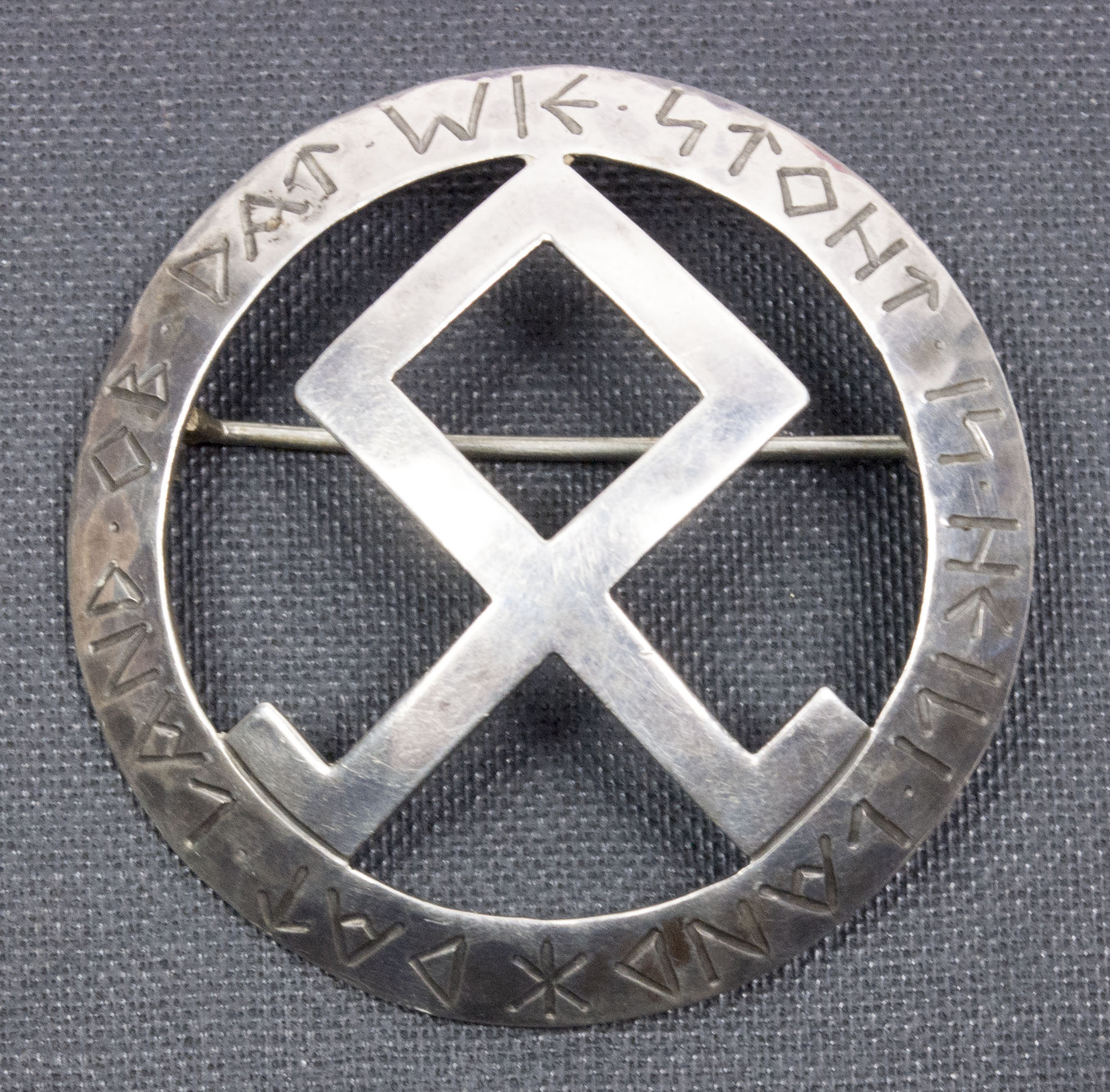 WWII German silver women’s Odal Rune brooch with inscription (Hallmarked 800) (14) WWII German silver women's Odal Rune brooch with inscription (Hallmarked 800)