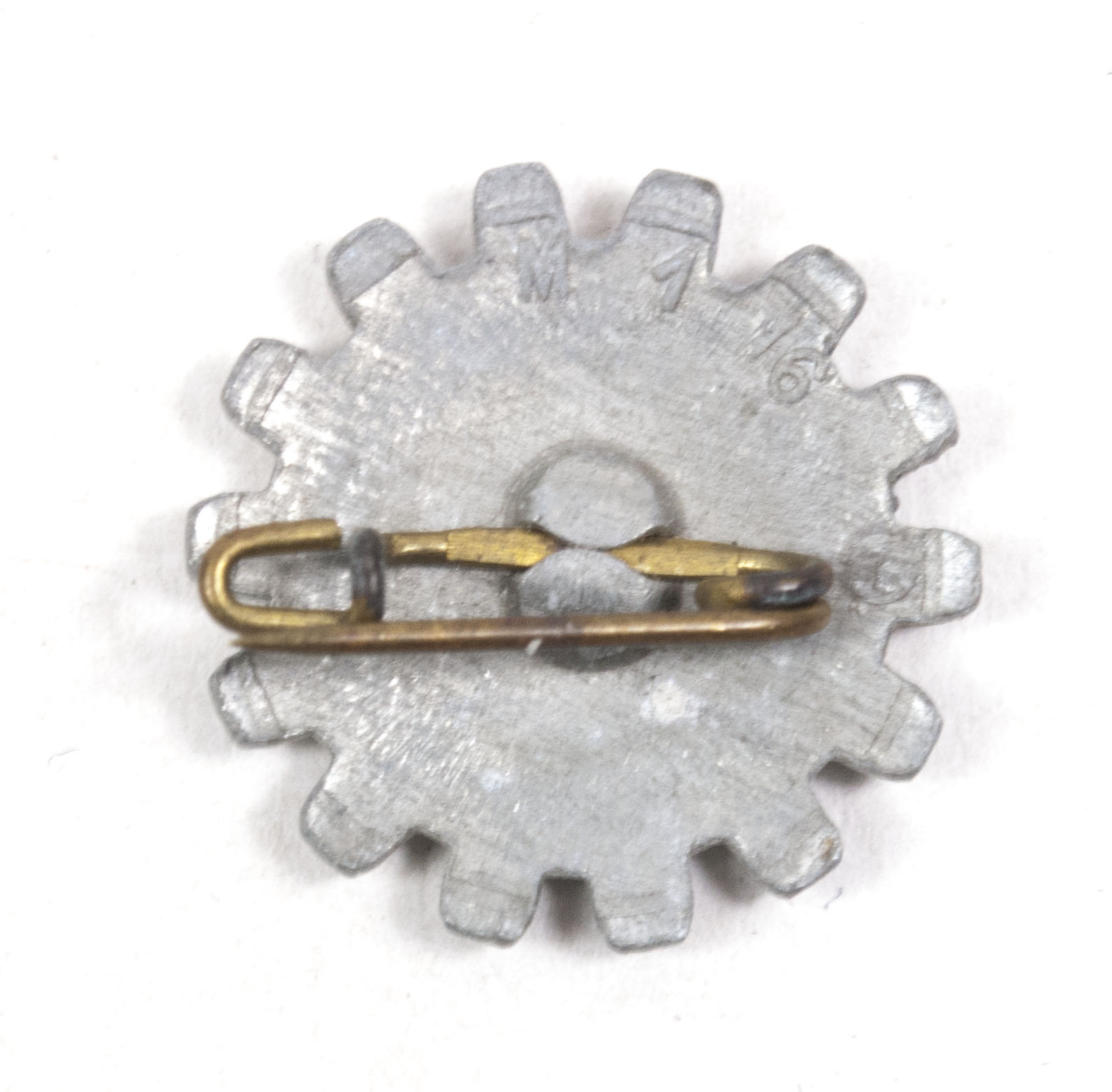 Deutsche Arbeitsfront (DAF) member badge in broochform (2) Deutsche Arbeitsfront (DAF) member badge in broochform