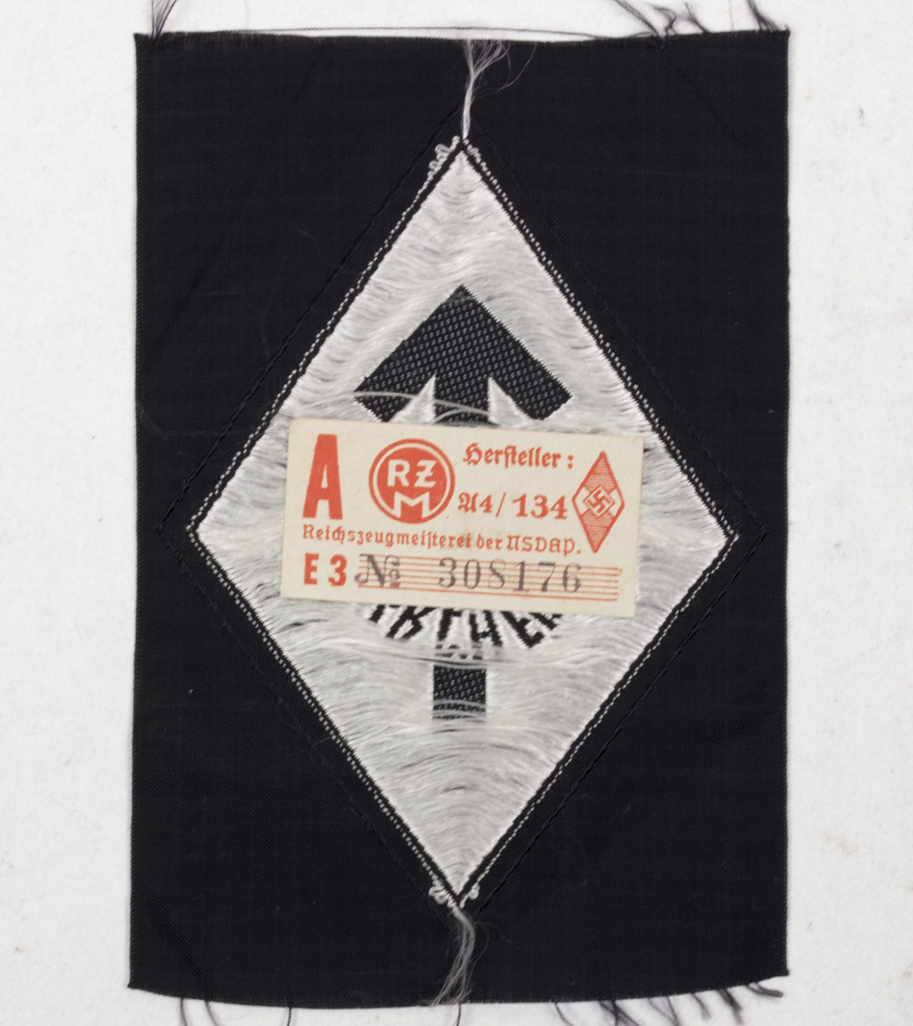 Hitlerjugend (HJ) Leistungsabzeichen in silver HJ Proficiency badge in silver – cloth variation with RZM tag (3) Hitlerjugend (HJ) Leistungsabzeichen in silver / HJ Proficiency badge in silver - cloth variation with reverse RZM tag. In good condition.