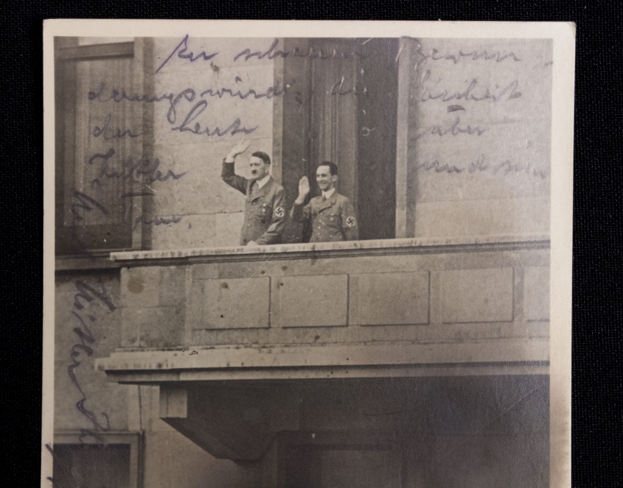 (Postcard) Hitler – Der Führer auf dem Balkon der Reichskanzlei (2) (Postcard) Hitler - Der Führer auf dem Balkon der Reichskanzlei