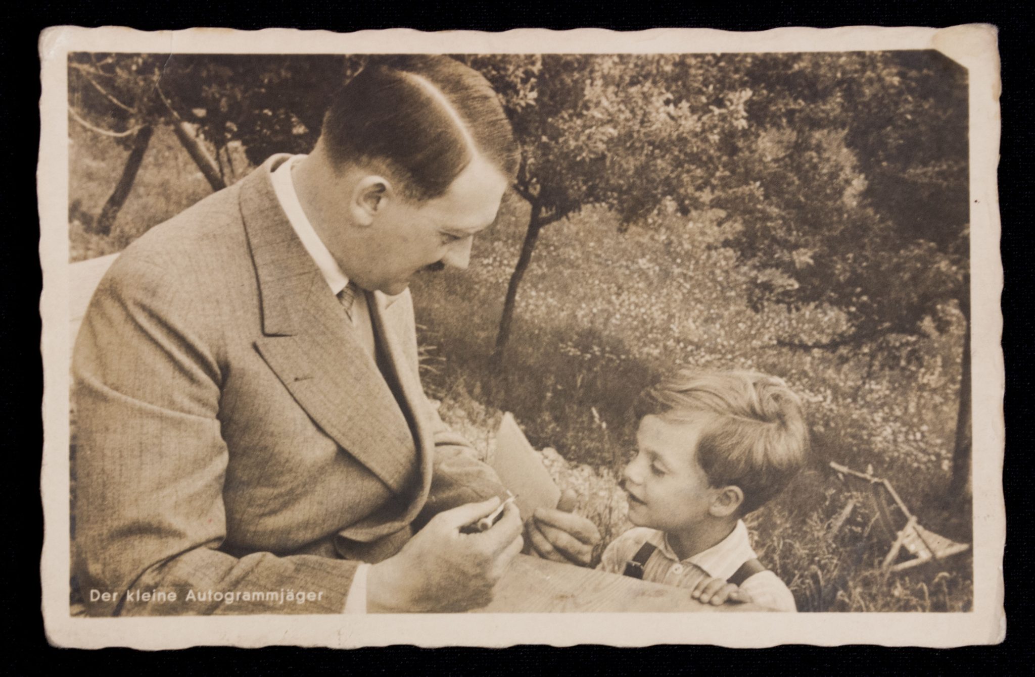(Postcard) Hitler - Der kleine Autogrammjäger