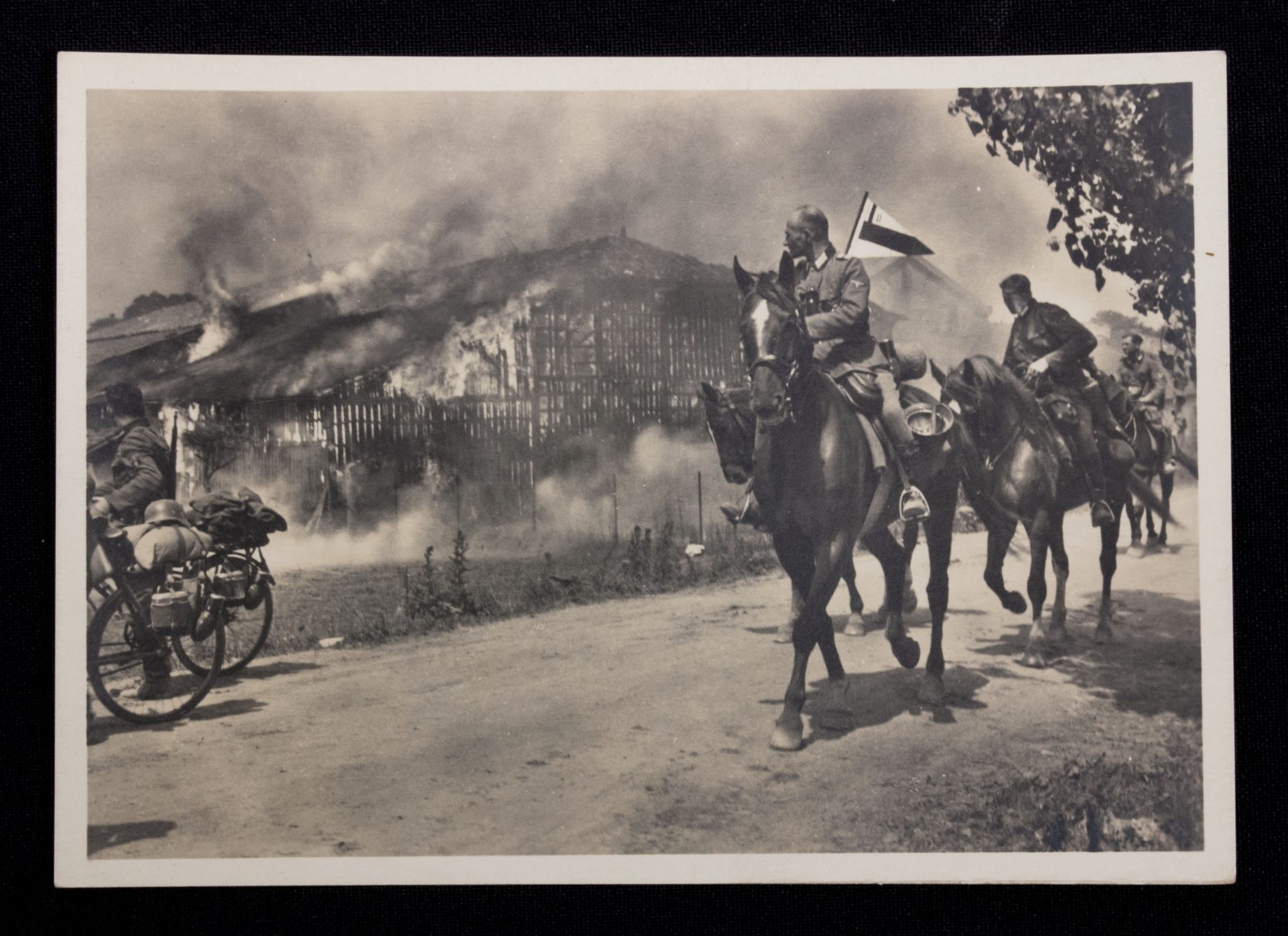 (Postcard) Waffen-SS Eine SS-Polizeidivision auf dem Vormarsch (2)