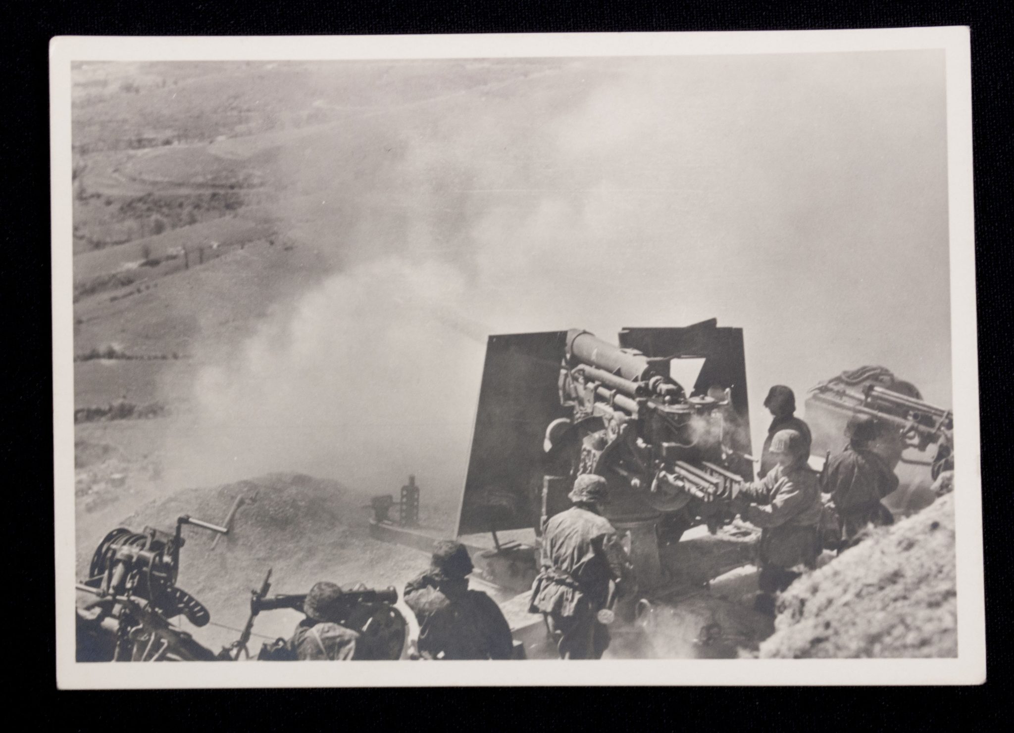 (Postcard) Waffen-SS Fla beim Erdbeschuss (2)