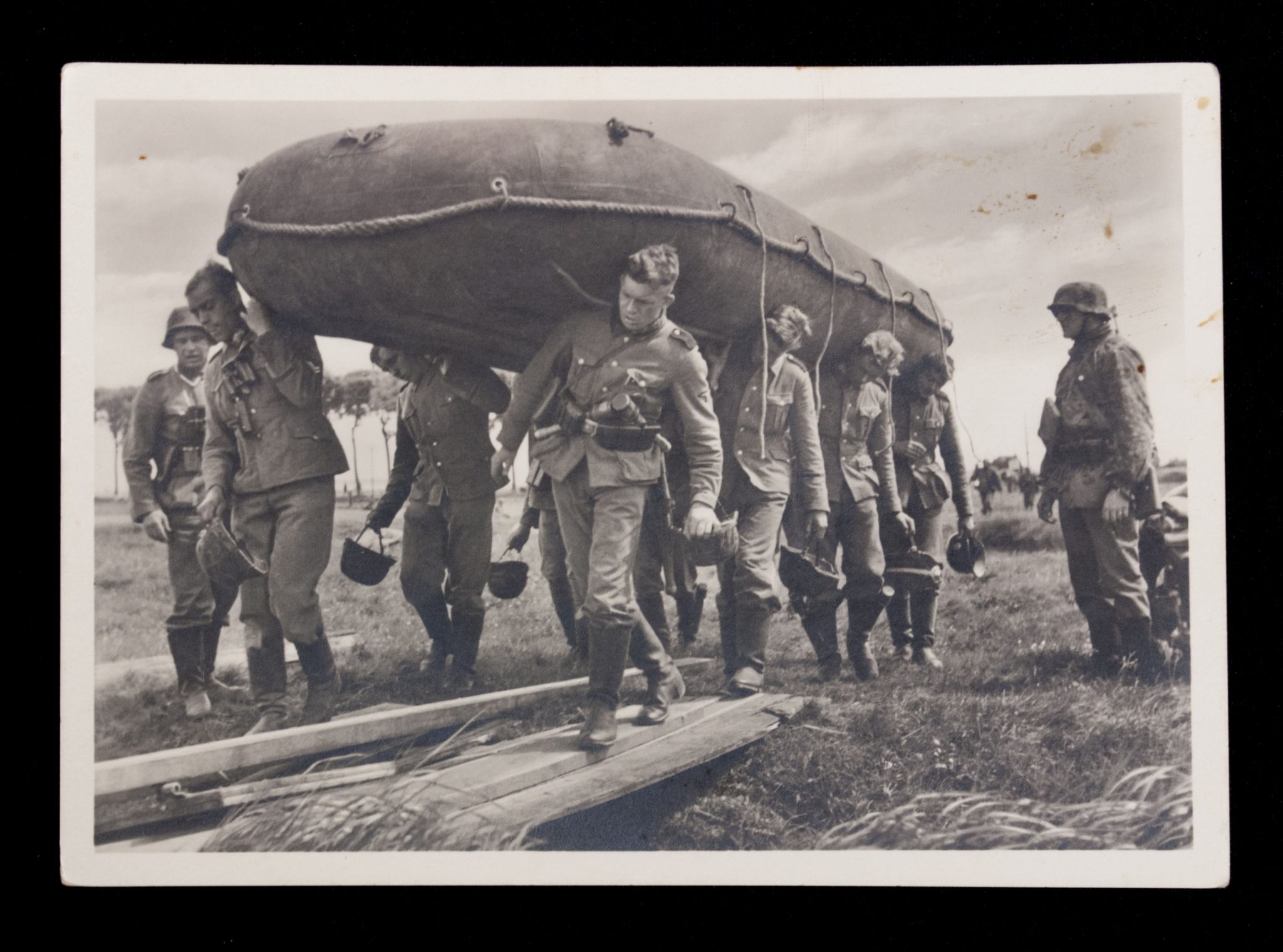 (Postcard) Waffen-SS Mit dem Flosssack zum Fluss (2)