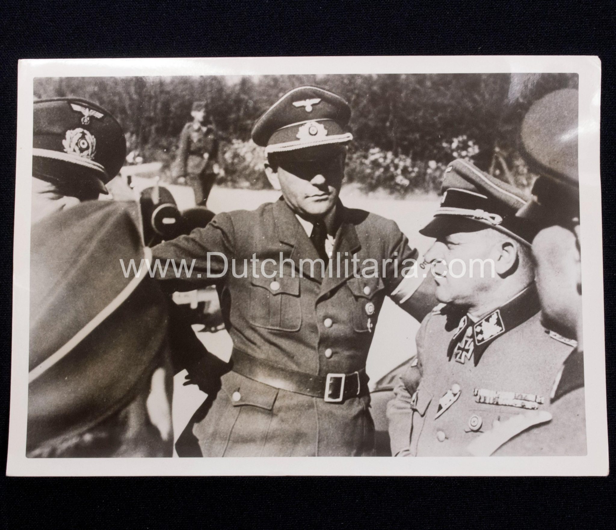 (Pressphoto) Albert Speer im Gespräch mit dem General der Waffen-SS Obergruppenführer Sepp Dietrich während einer Inspektionsfahrt an die Atlantik-Küste (1942) - Rare