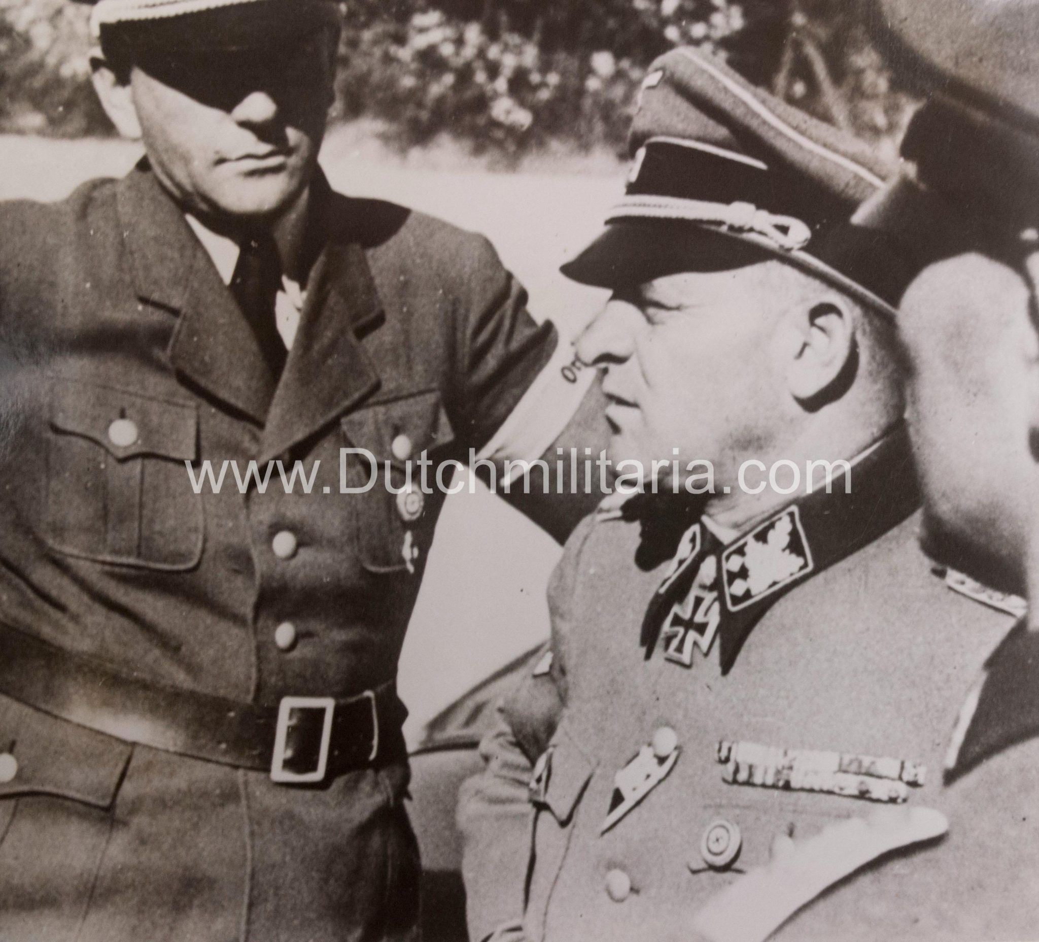(Pressphoto) Albert Speer im Gespräch mit dem General der Waffen-SS Obergruppenführer Sepp Dietrich während einer Inspektionsfahrt an die Atlantik-Küste (1942) - Rare - Image 6
