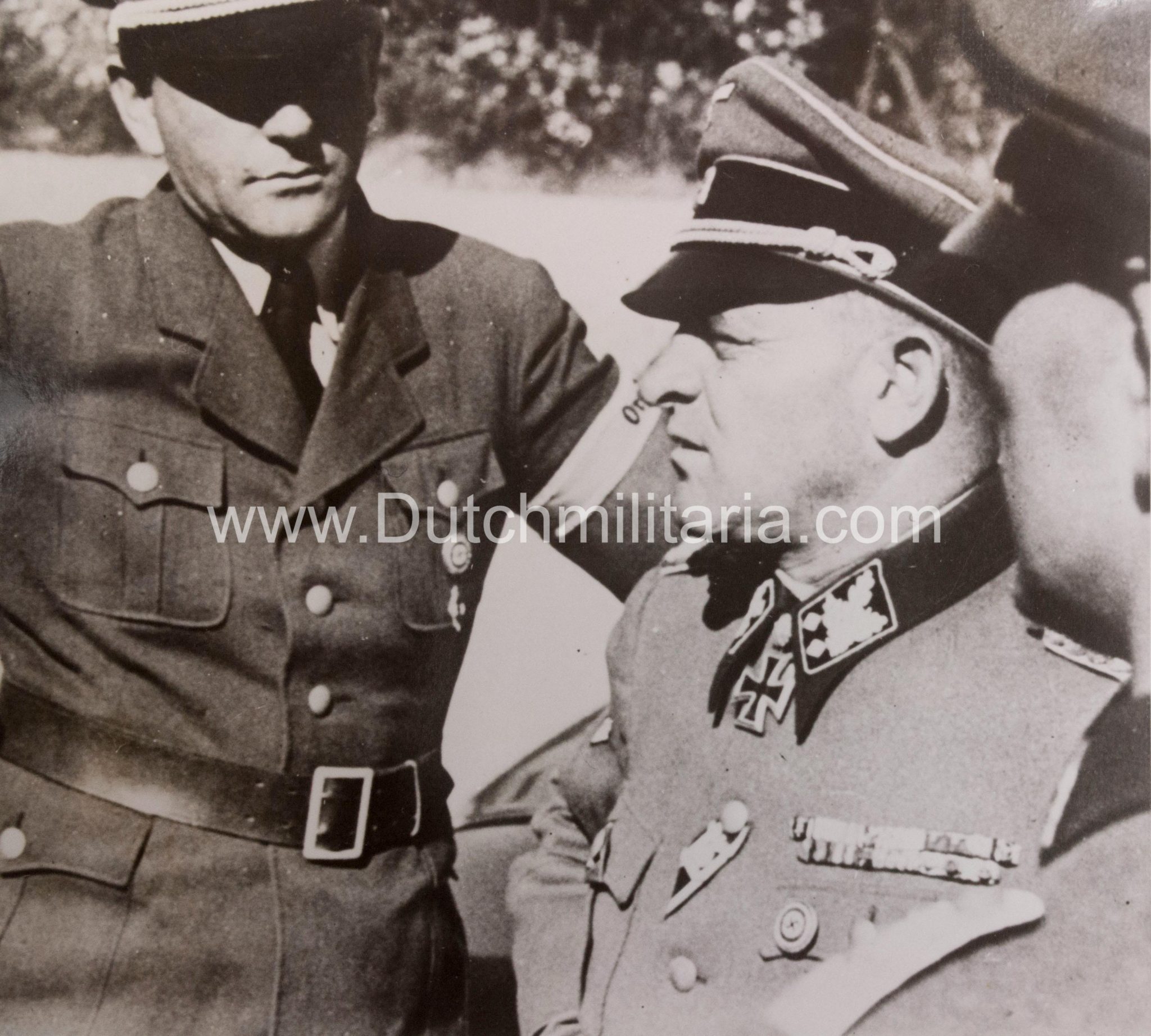 (Pressphoto) Albert Speer im Gespräch mit dem General der Waffen-SS Obergruppenführer Sepp Dietrich während einer Inspektionsfahrt an die Atlantik-Küste (1942) - Rare - Image 7