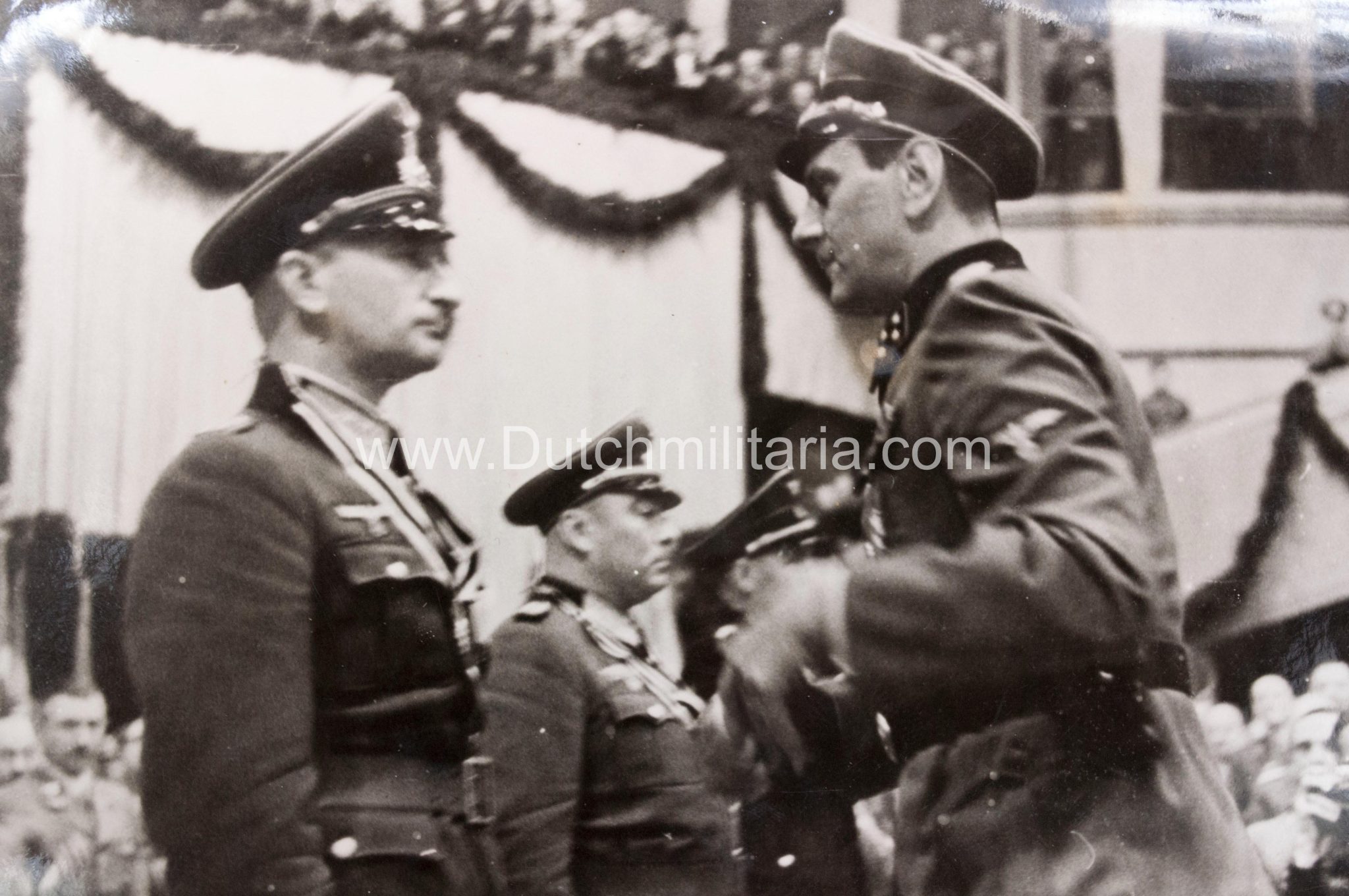 (Pressphoto) Der Duce-Befreier Ritterkreuzträger SS-Sturmbahnführer Skorzeny dekoriert Dr. Fritz Reinhardt (1943) - rare - Image 3