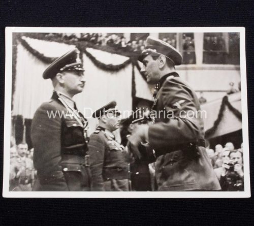 (Pressphoto) Der Duce-Befreier Ritterkreuzträger Skorzeny dekoriert Dr. Fritz Reinhardt (1943) - rare