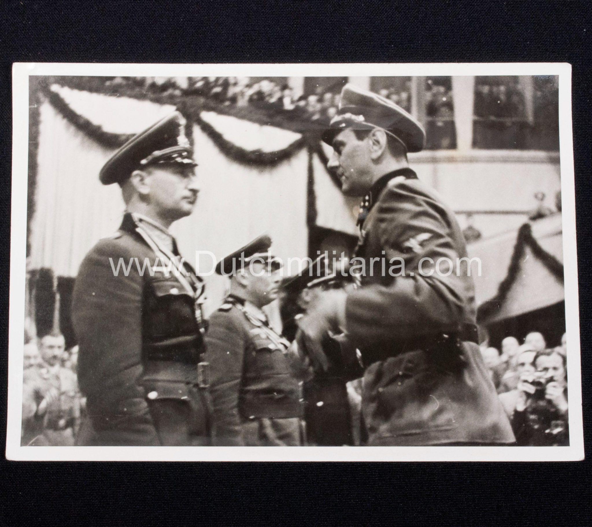 (Pressphoto) Der Duce-Befreier Ritterkreuzträger Skorzeny dekoriert Dr. Fritz Reinhardt (1943) - rare