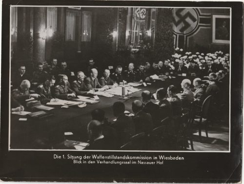 (Pressphoto) Die 1. Sitzung der Waffenstillstandskommission in Wiesbaden (24x18 cm)