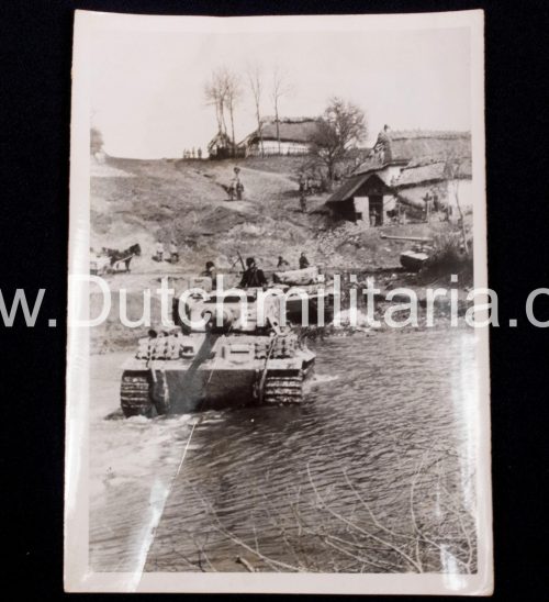 (Pressphoto) Für Tiger gibt es keine Hindernisse (1944) - RARE Tiger Tank