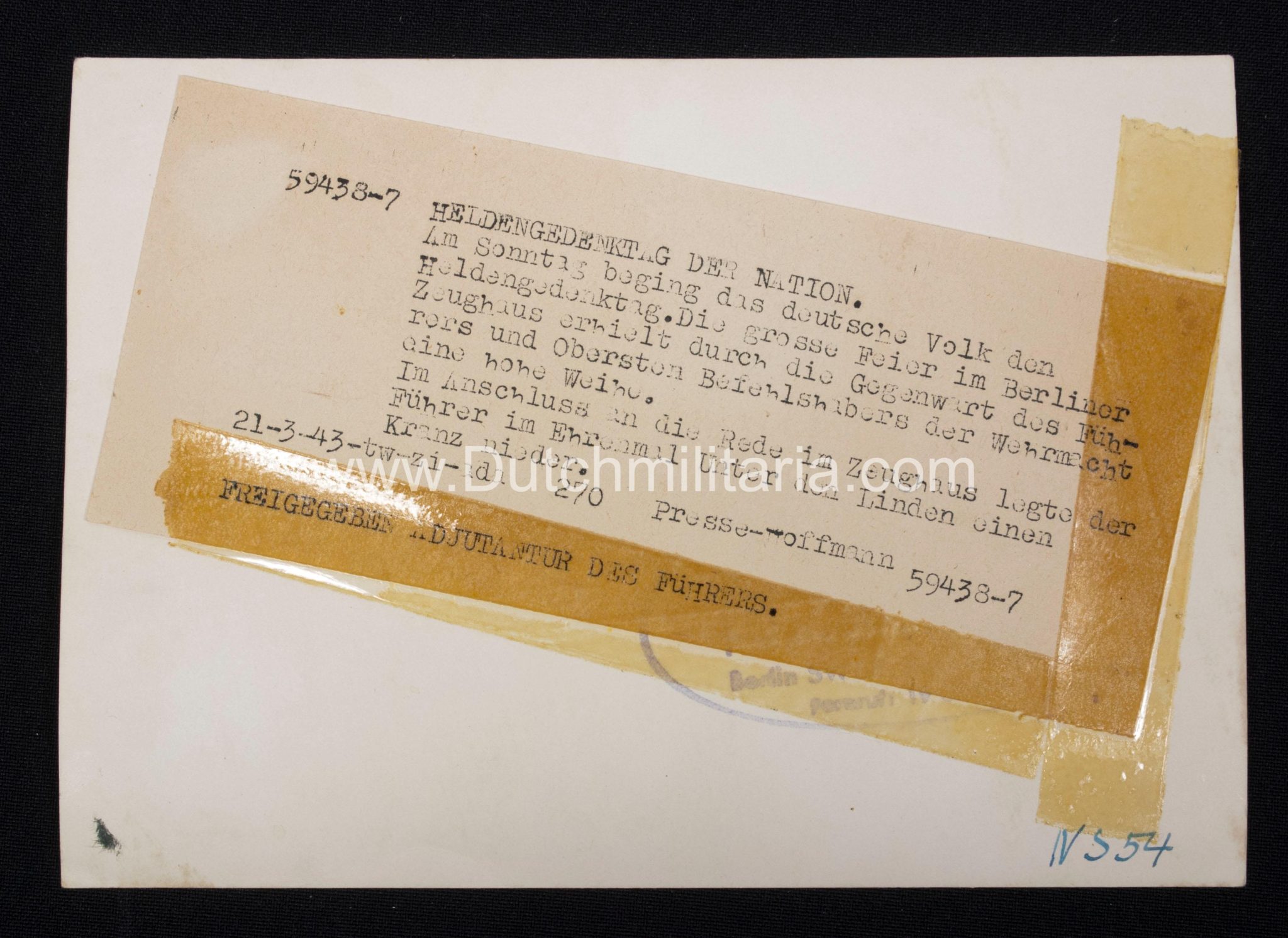 (Pressphoto) Heldengedenktag der Nation. Die grosse Feier im Berliner Zeughaus erhielt durch die gegenwart des Führers und Obersten Befehlshabers der Wehrmacht eine hohe Weihe (1943)