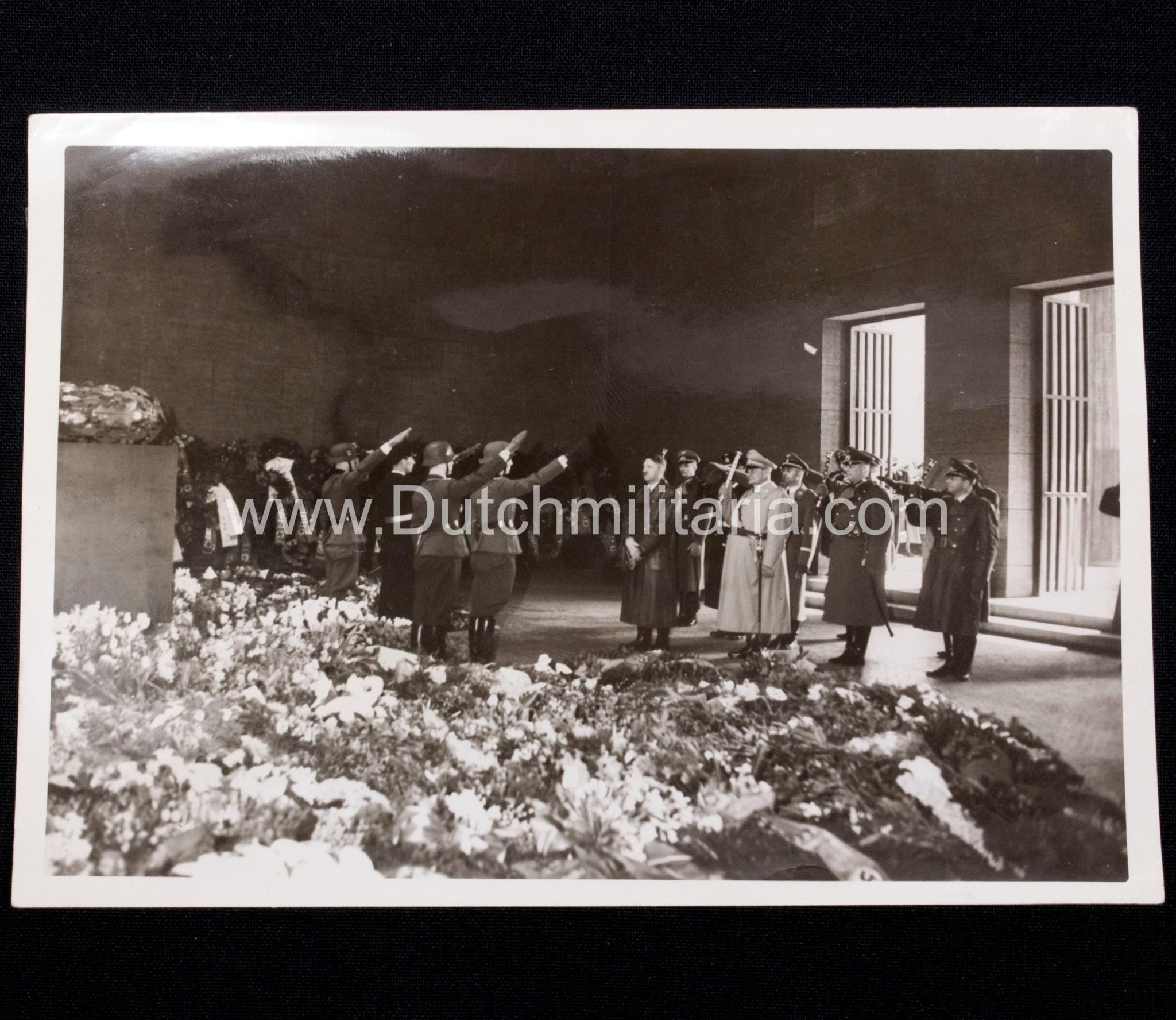 (Pressphoto) Heldengedenktag der Nation. Die grosse Feier im Berliner Zeughaus erhielt durch die gegenwart des Führers und Obersten Befehlshabers der Wehrmacht eine hohe Weihe (1943)