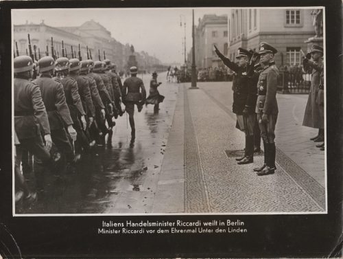 (Pressphoto) Italiens Handelsminister Riccardi weilt in Berlin Minister Riccardi vor dem Ehrenmal Unter den Linden (24x18 cm)