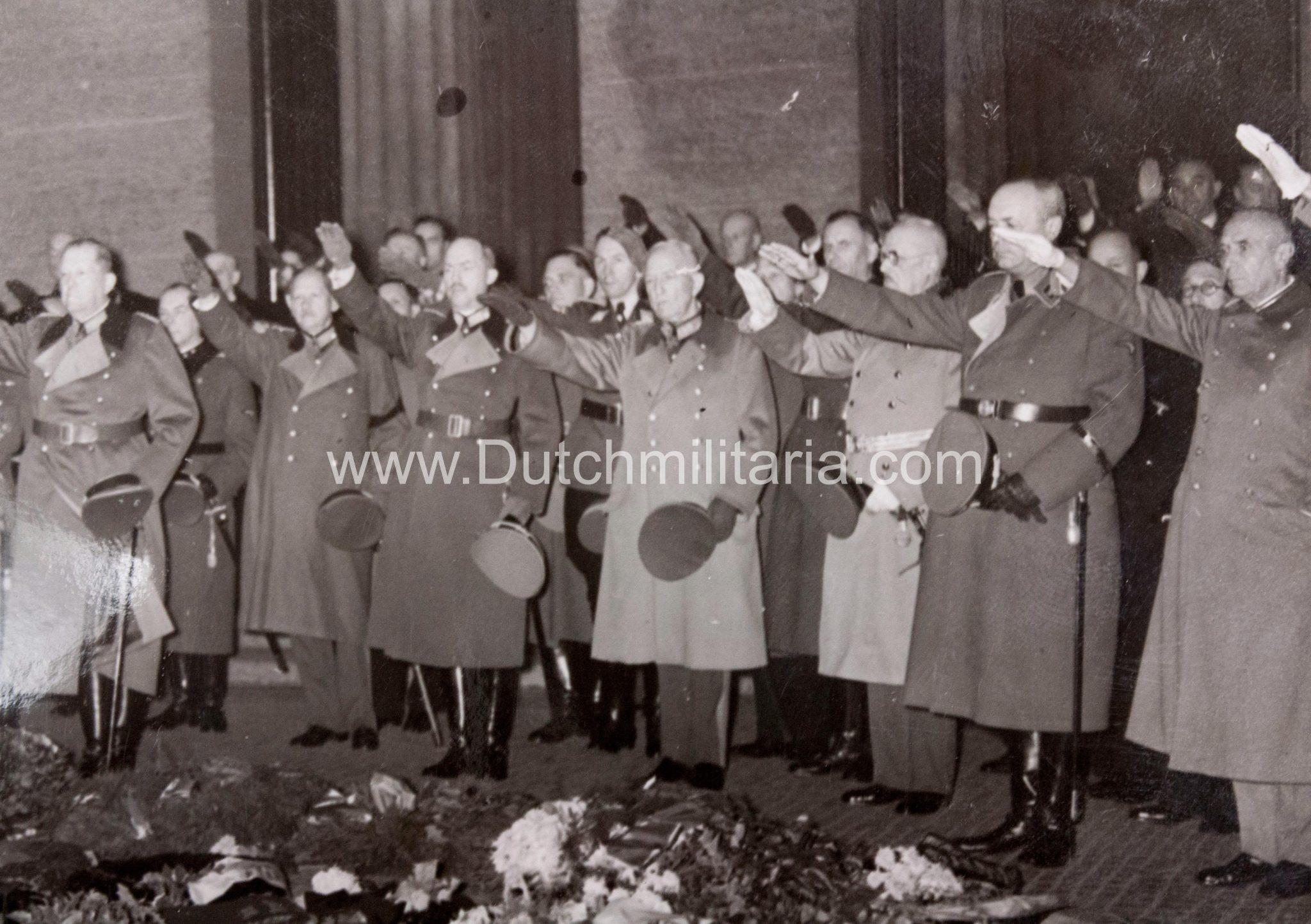 (Pressphoto) Kranzniederlagung im Ehrenmal Unter der Linden durch den Riechskriegerführer (1941) - Image 4