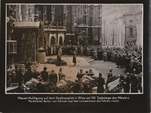 (Pressphoto) Mozart-Huldigung auf dem Stephansplatz in Wien. Reichsleiter Baldur von Schirach legt den Lorbeerkranz des Führers Nieder (24x18 cm)