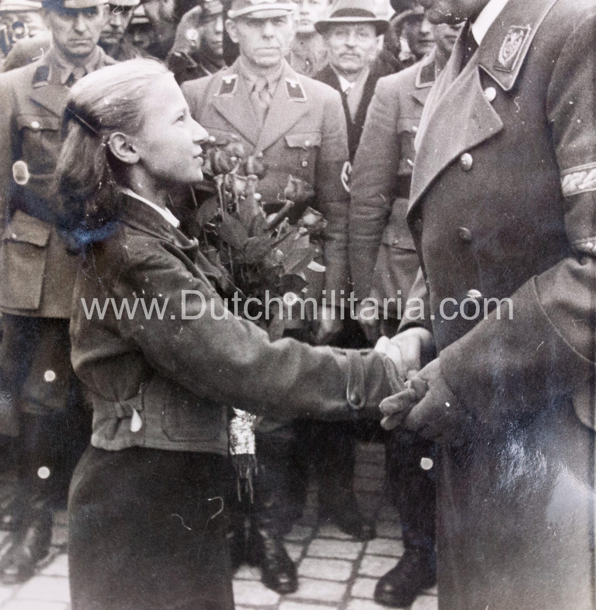 (Pressphoto) Reichsminister/reichsleiter Alfred Rosenberg in Luxemburg wird bei seiner Ankunft durch BDM begrusst - Image 5