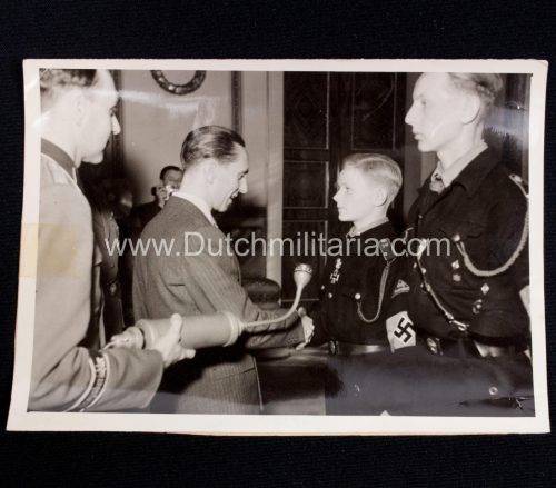 (Pressphoto) Tapfere Hitlerjungen im beisein von Reichsjugendführer Axmann von Dr. Goebbels empfangen (1942)