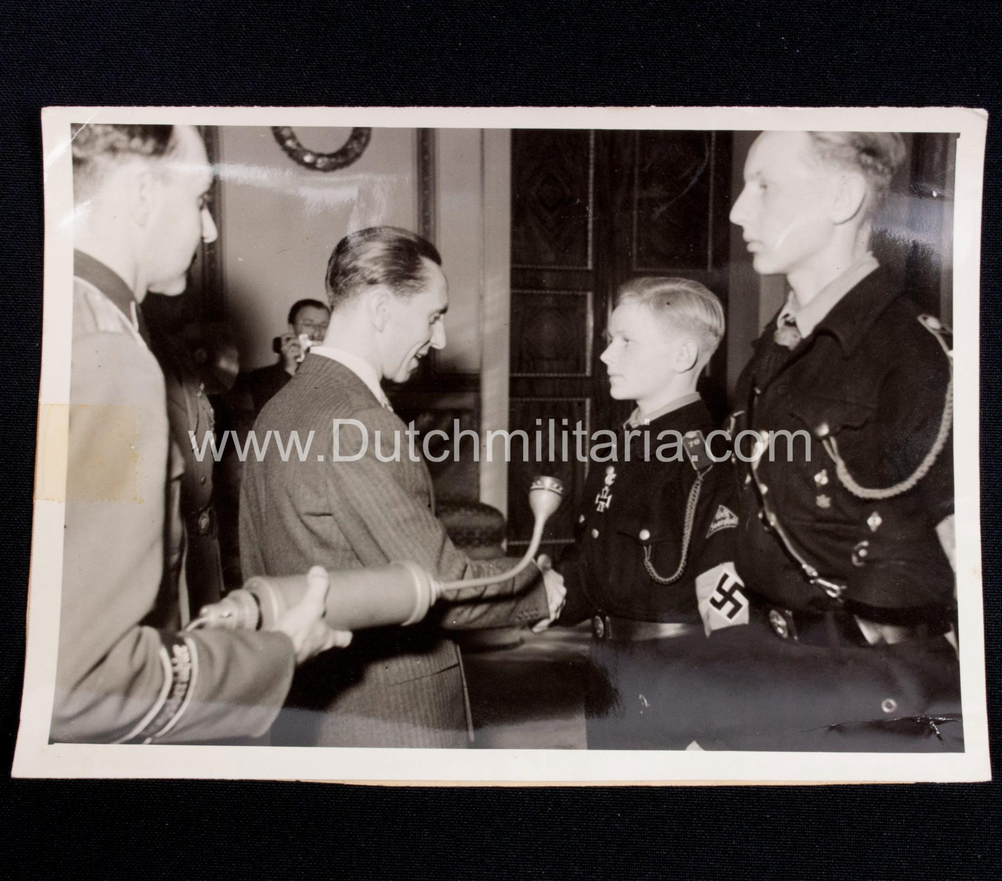 (Pressphoto) Tapfere Hitlerjungen im beisein von Reichsjugendführer Axmann von Dr. Goebbels empfangen (1942)
