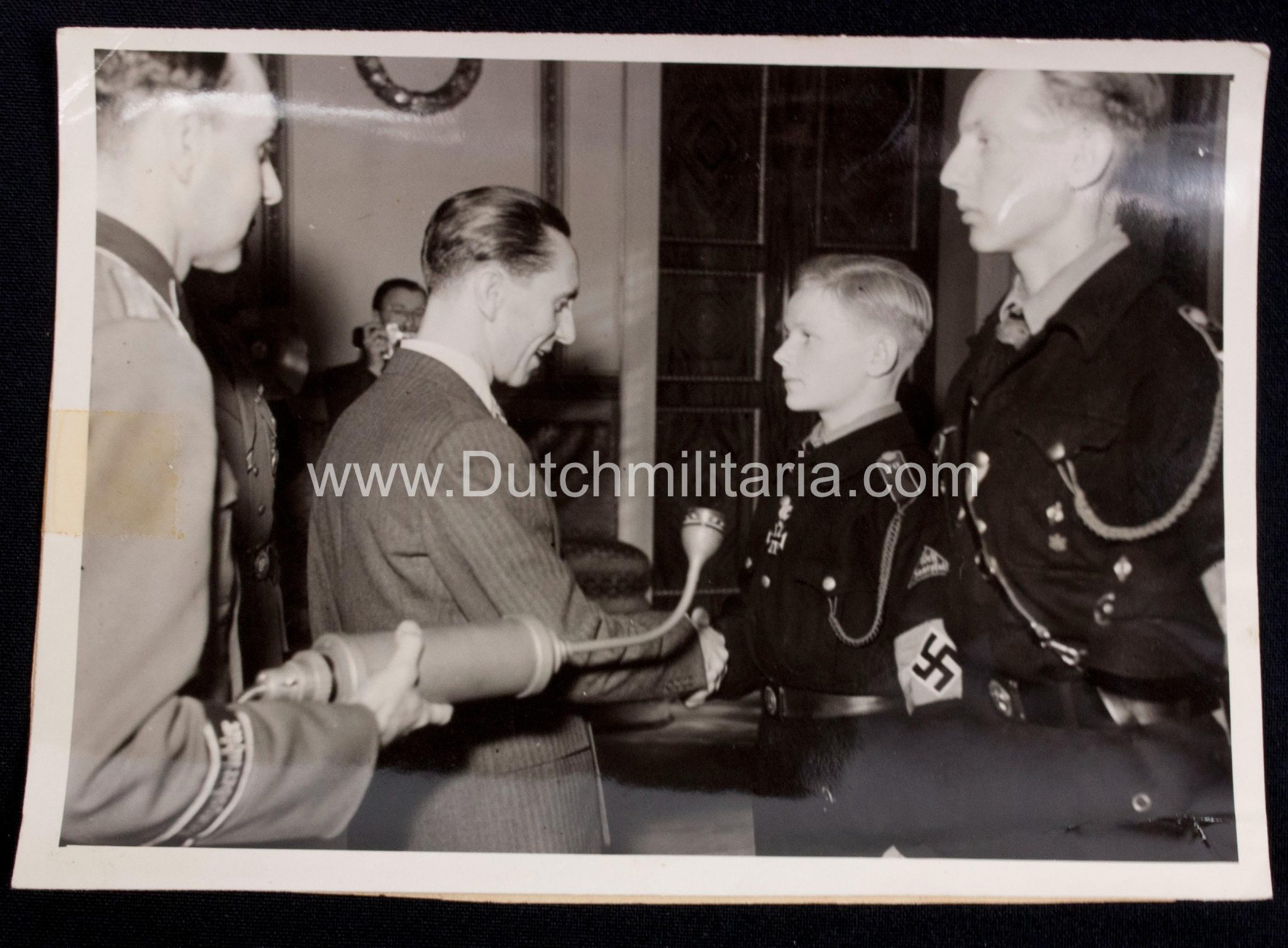 (Pressphoto) Tapfere Hitlerjungen im beisein von Reichsjugendführer Axmann von Dr. Goebbels empfangen (1942)