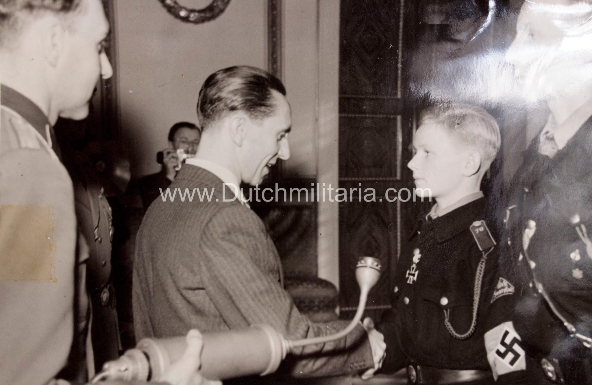 (Pressphoto) Tapfere Hitlerjungen im beisein von Reichsjugendführer Axmann von Dr. Goebbels empfangen (1942)