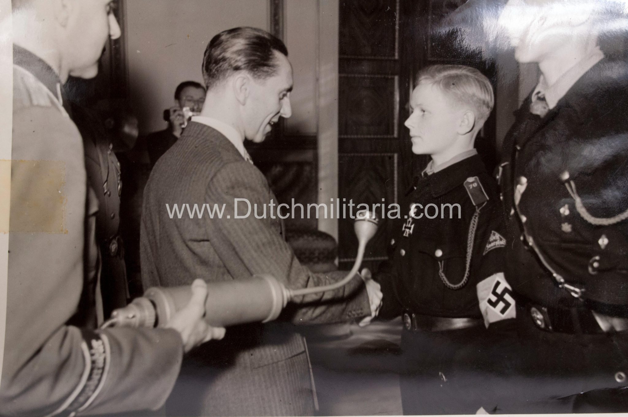 (Pressphoto) Tapfere Hitlerjungen im beisein von Reichsjugendführer Axmann von Dr. Goebbels empfangen (1942)