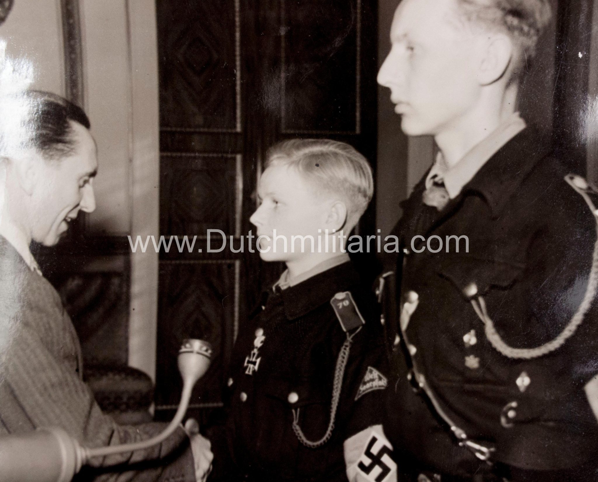 (Pressphoto) Tapfere Hitlerjungen im beisein von Reichsjugendführer Axmann von Dr. Goebbels empfangen (1942)