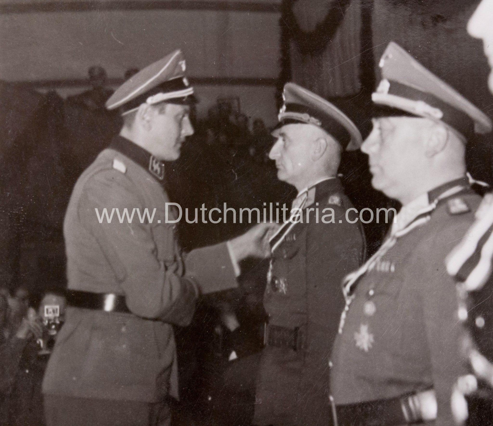 (Pressphoto) Uberreichung Ritterkreuz durch SS-Sturmbahnführer Skorzeny (1943) - rare