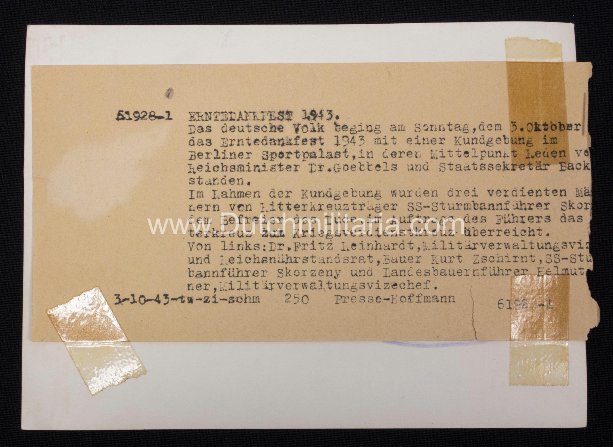 (Pressphoto) Uberreichung Ritterkreuz durch SS-Sturmbahnführer Skorzeny an Dr. Fritz Reinhardt, Bauer Kurt Zschirnt (1943) - rare