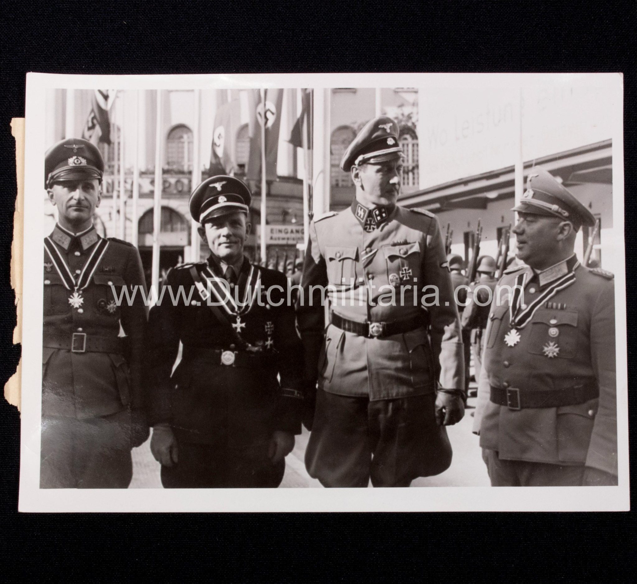 (Pressphoto) Uberreichung Ritterkreuz durch SS-Sturmbahnführer Skorzeny an Dr. Fritz Reinhardt, Bauer Kurt Zschirnt (1943) - rare