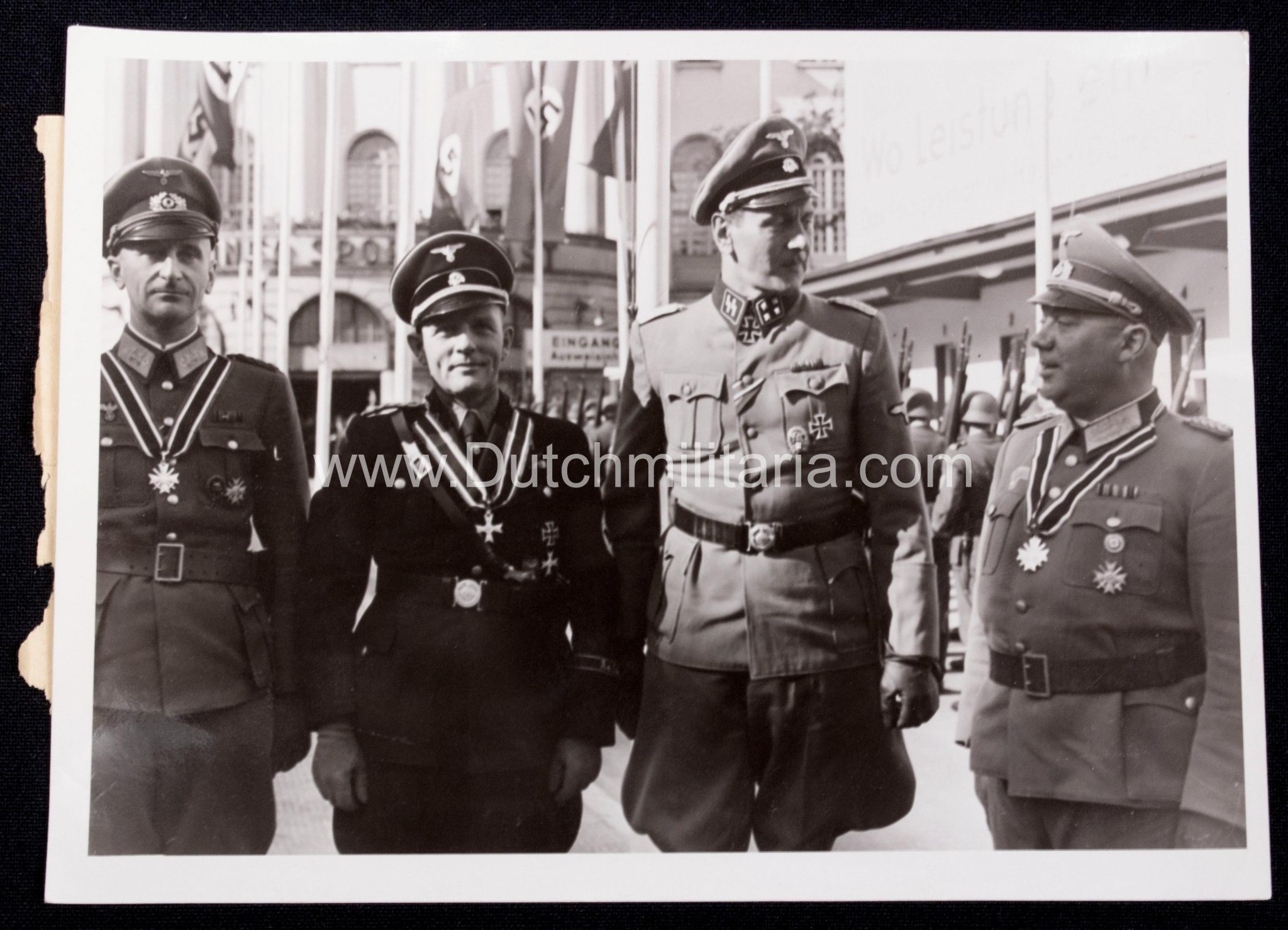 (Pressphoto) Uberreichung Ritterkreuz durch SS-Sturmbahnführer Skorzeny an Dr. Fritz Reinhardt, Bauer Kurt Zschirnt (1943) - rare