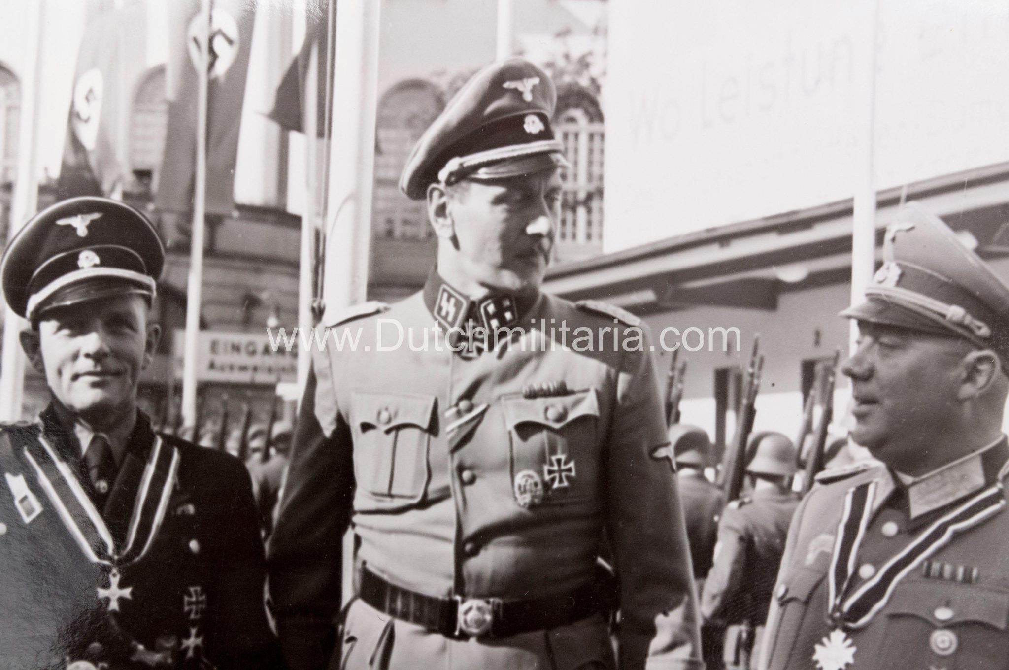 (Pressphoto) Uberreichung Ritterkreuz durch SS-Sturmbahnführer Skorzeny an Dr. Fritz Reinhardt, Bauer Kurt Zschirnt (1943) - rare