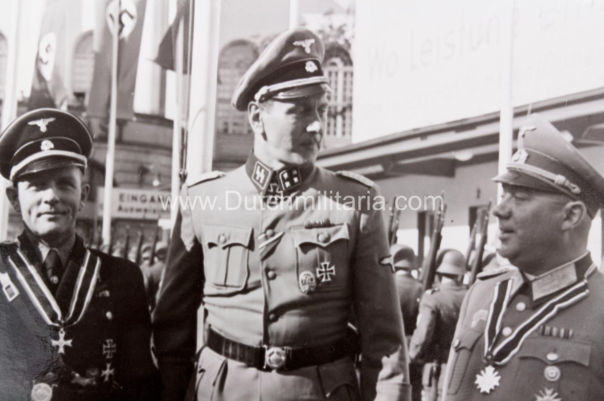 (Pressphoto) Uberreichung Ritterkreuz durch SS-Sturmbahnführer Skorzeny an Dr. Fritz Reinhardt, Bauer Kurt Zschirnt (1943) - rare