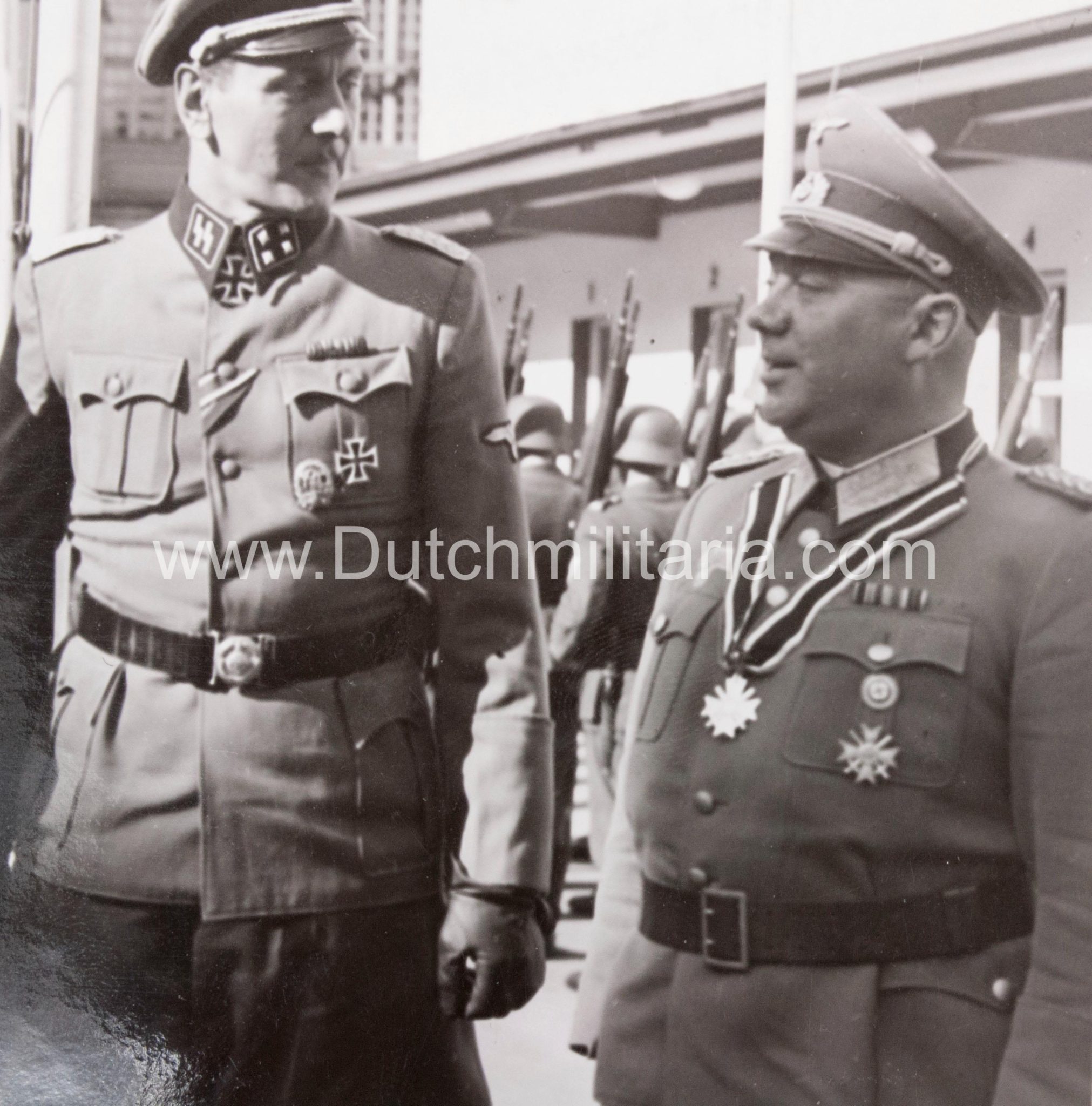 (Pressphoto) Uberreichung Ritterkreuz durch SS-Sturmbahnführer Skorzeny an Dr. Fritz Reinhardt, Bauer Kurt Zschirnt (1943) - rare