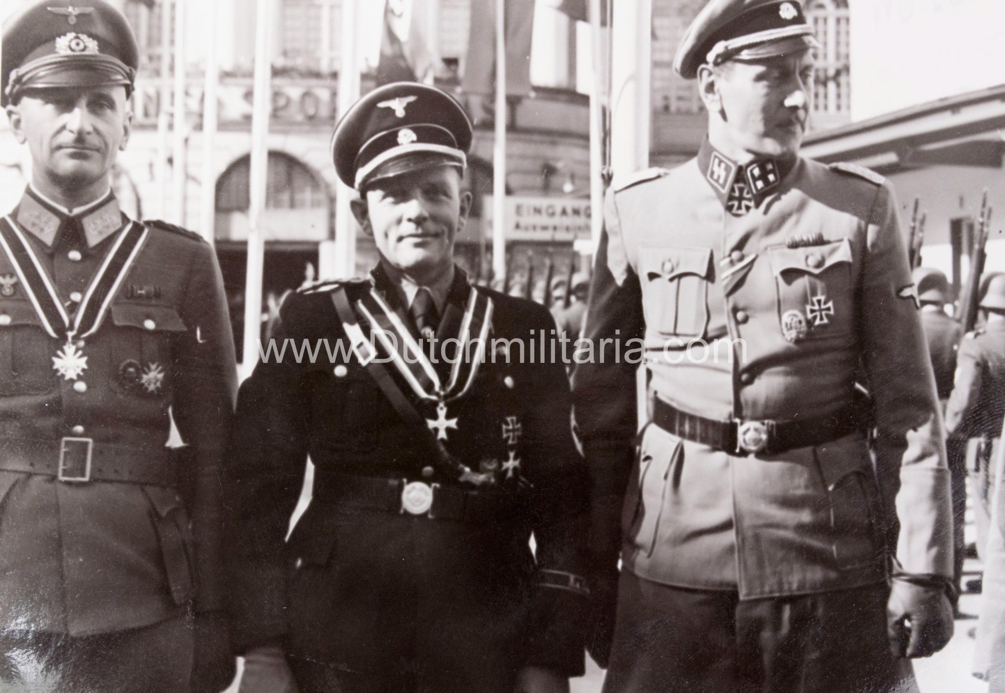 (Pressphoto) Uberreichung Ritterkreuz durch SS-Sturmbahnführer Skorzeny an Dr. Fritz Reinhardt, Bauer Kurt Zschirnt (1943) - rare