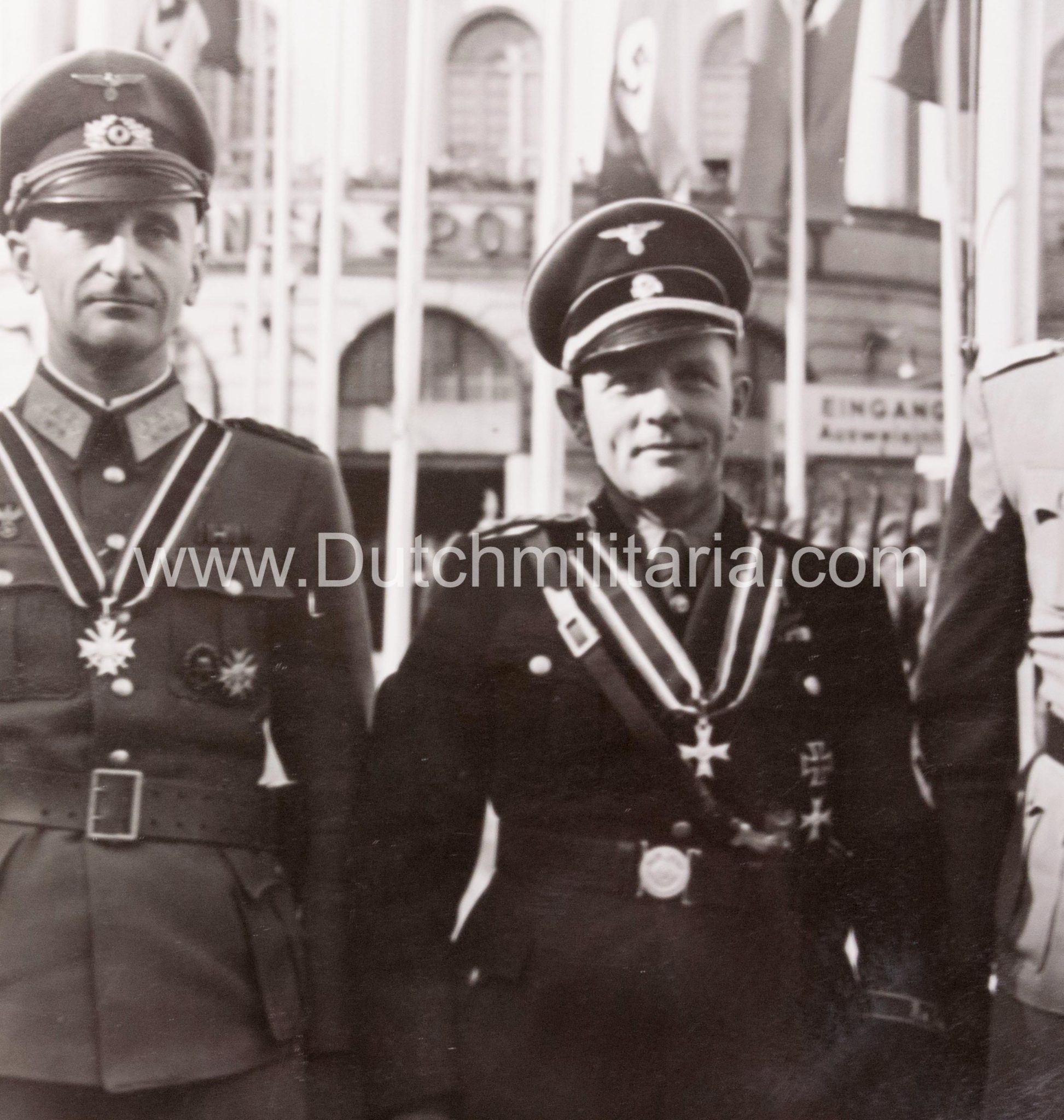 (Pressphoto) Uberreichung Ritterkreuz durch SS-Sturmbahnführer Skorzeny an Dr. Fritz Reinhardt, Bauer Kurt Zschirnt (1943) - rare