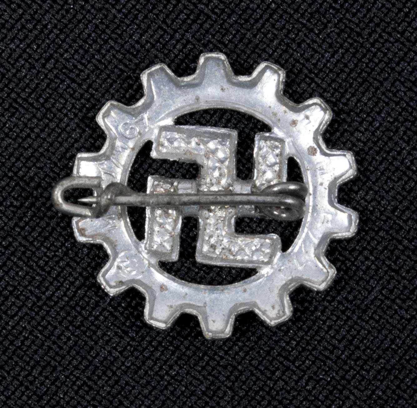 Deutsche Arbeitsfront (DAF) memberbadge in broochform